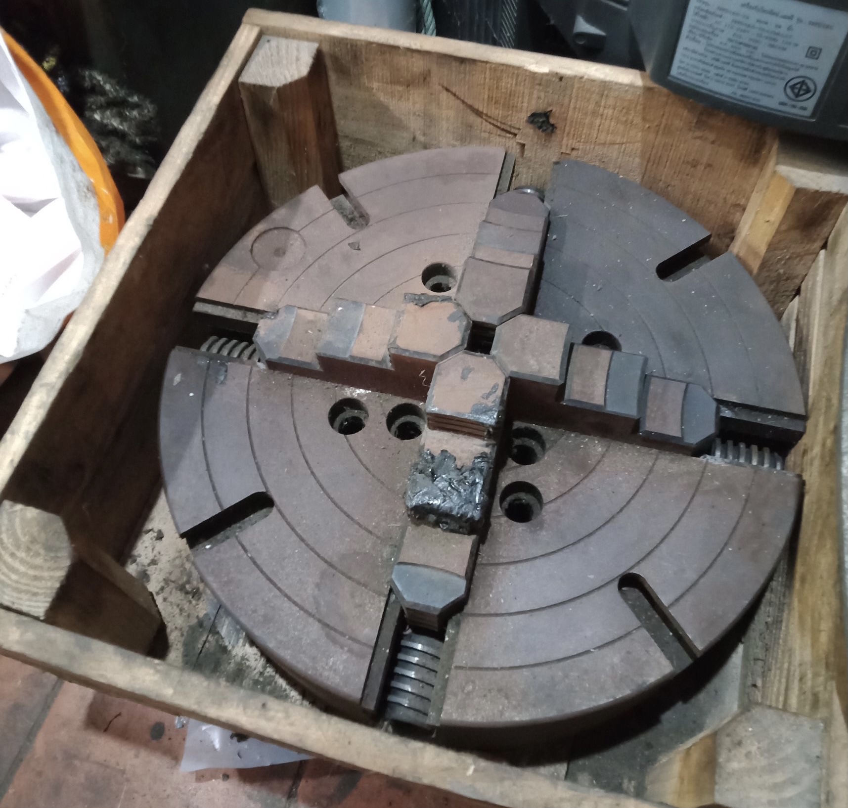 *** ของใหม่ในลัง *** ขายหัวจับแท่นกลึงแบบ 4จับ ขนาด 12นิ้ว ไม่เคยใช้งาน งานดีไม่ทราบสัญชาติผู้ผลิต พร้อมใช้งาน