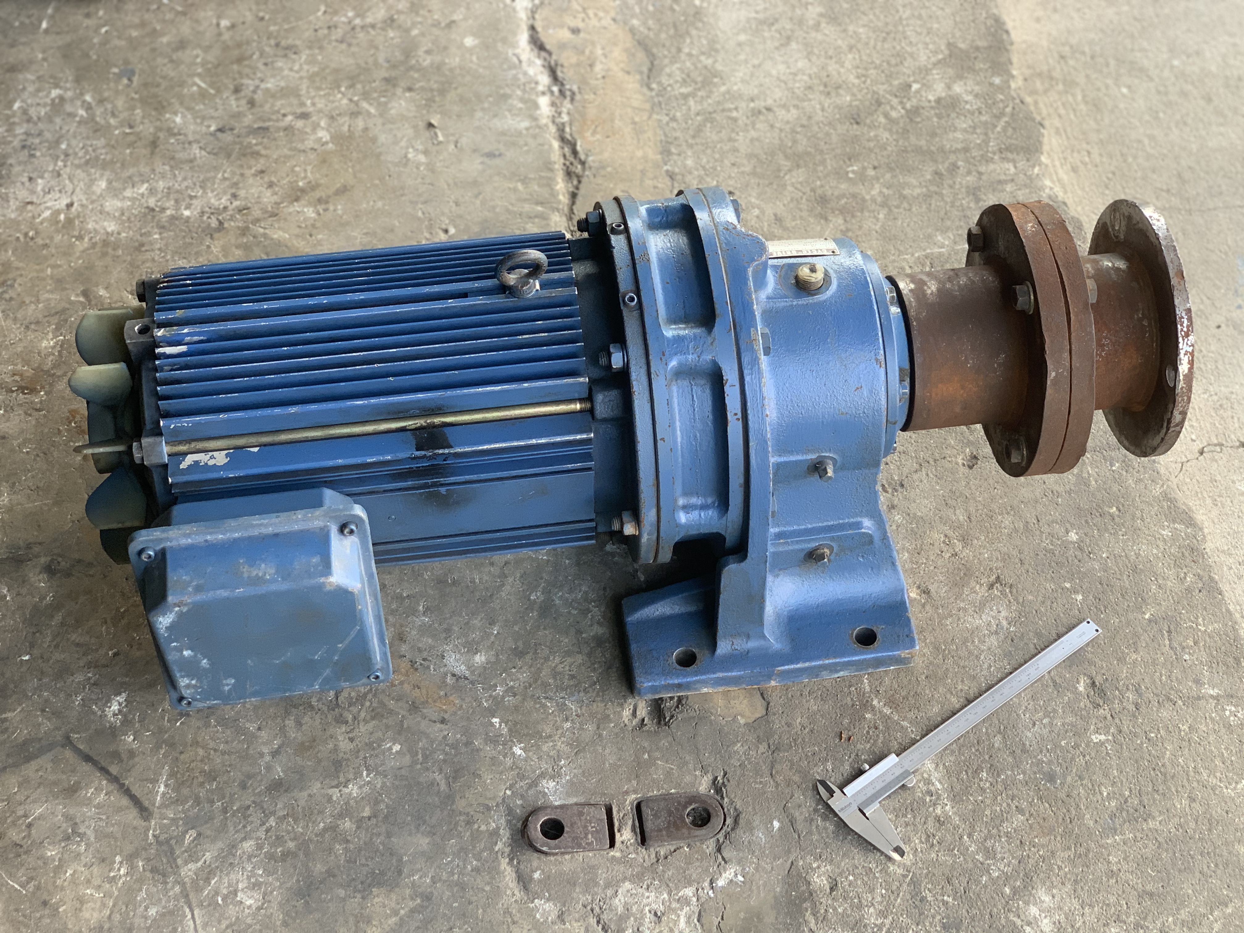 ขายมอเตอร์เกียร์ Cycrodrive Sumitomo 10HP. 380V อัตราทด 1:25 เพลาออกประมาณ 58 รอบต่อนาที made in Japan สภาพสวย(ไม่มีฝาครอบหลัง มีรุ่นนี้ให้ไปแทนครับ) หมุนนิ่ม พร้อมใช้งาน