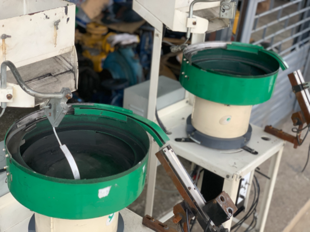 ขายชุดถังสั่นลำเลียง Vibratory Bowl feeder Yajima Giken 220V ไฟบ้าน พร้อมแท่น และชุดปรับความแรง สภาพ ขายชุดถังสั่นลำเลียง Vibratory Bowl feeder Yajima Giken 220V ไฟบ้าน พร้อมแท่น และชุดปรับความแรง สภาพ