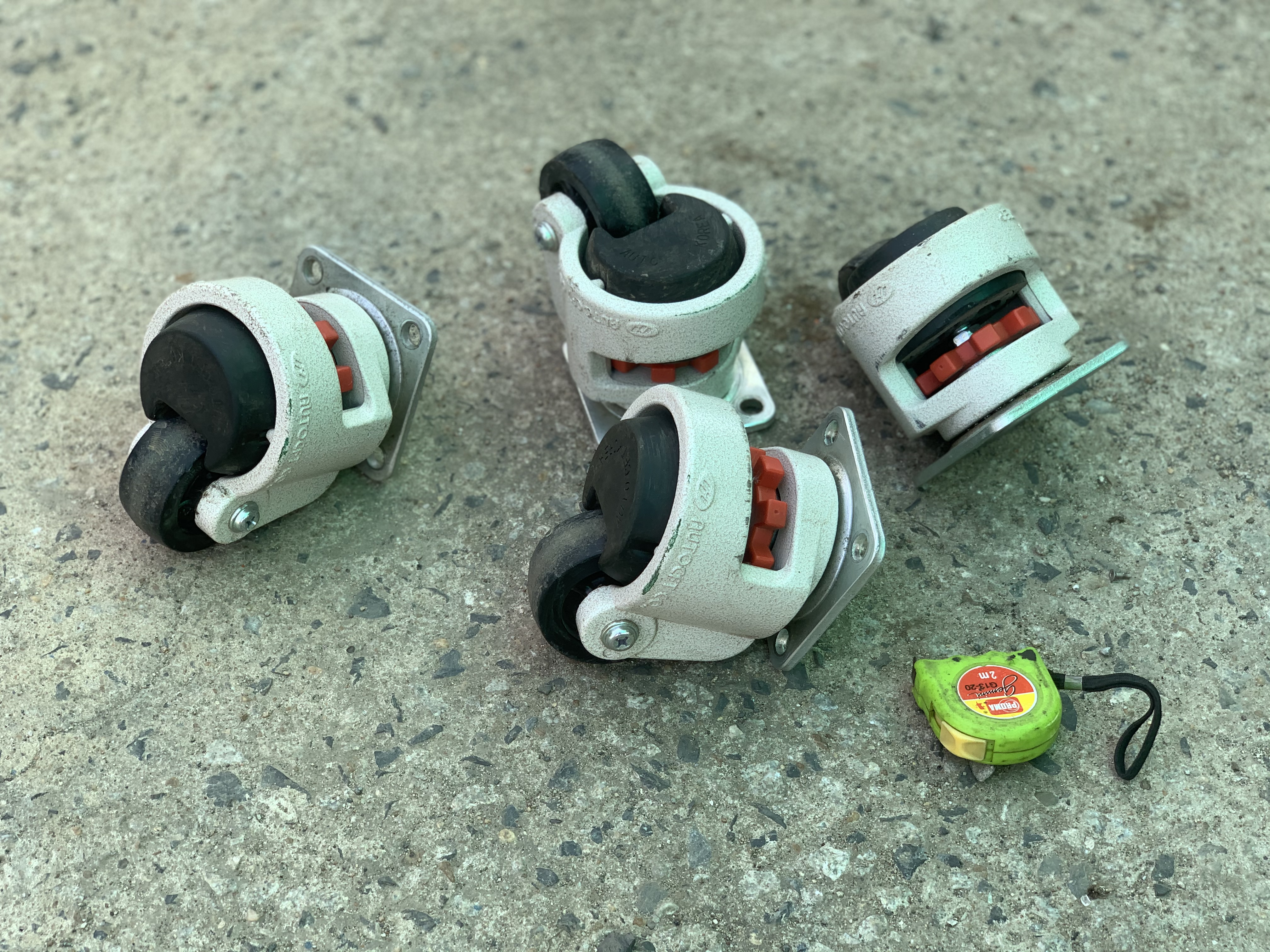 ขายล้อเลื่อนอุตสาหกรรม Carrymaster AC-1000 made in Korea หมุนปรับทิศทางได้ และมีระบบเบรคในตัว รองรับงานหนักๆได้ดี **ขายเป็นชุดนะครับ 1ชุดมี 4ล้อ**