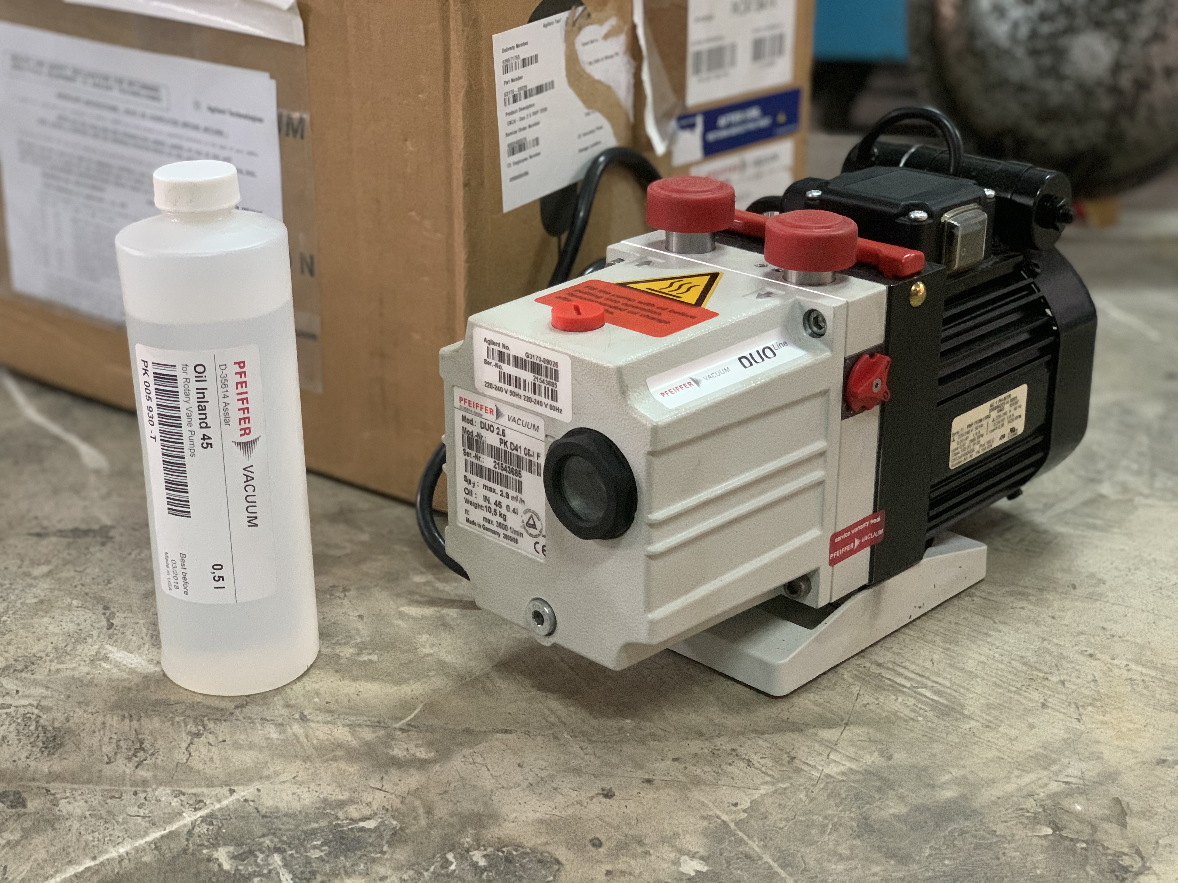 ขายปั๊มแวคคั่มสุญญากาศ Pfeiffer 0.2HP. 220V ไฟบ้าน made in Germany *** ของใหม่ในกล่องไม่เคยใช้งาน *** ราคา 7,500 บาท