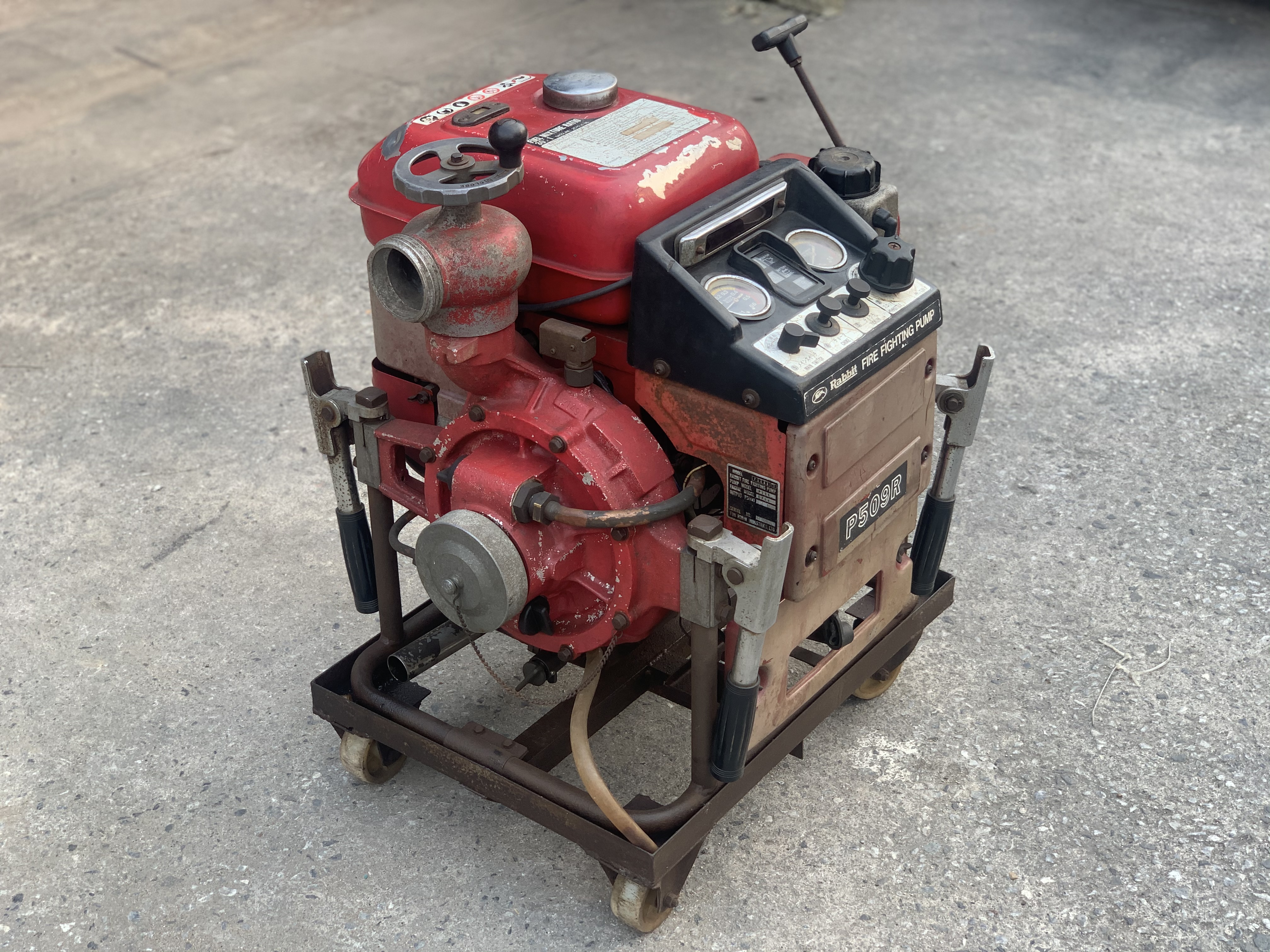 ขายชุดเครื่องสูบน้ำดับเพลิง แบบเคลื่อนย้าย Rabbit P509R ขนาด 2สูบ 55แรงม้า made in Japan สภาพสวยเดิมๆ เครื่องสตาร์ทติด พร้อมใช้งาน มีล้อเลื่อนและแขนจับเคลื่อนย้ายสะดวก