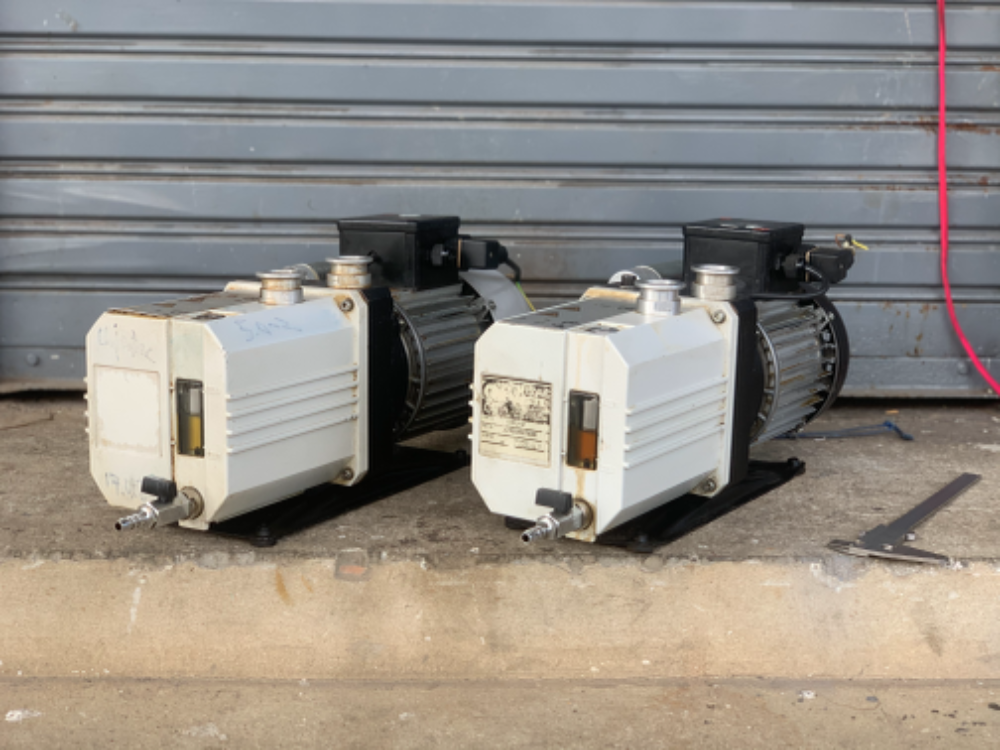 ขายปั๊มแวคคั่มสุญญากาศ Trivac 450W 220V ไฟบ้าน(หายาก) made in Germany สภาพสวย หมุนนิ่ม ดูดแรง พร้อมใช้งาน มี 2ตัวครับ