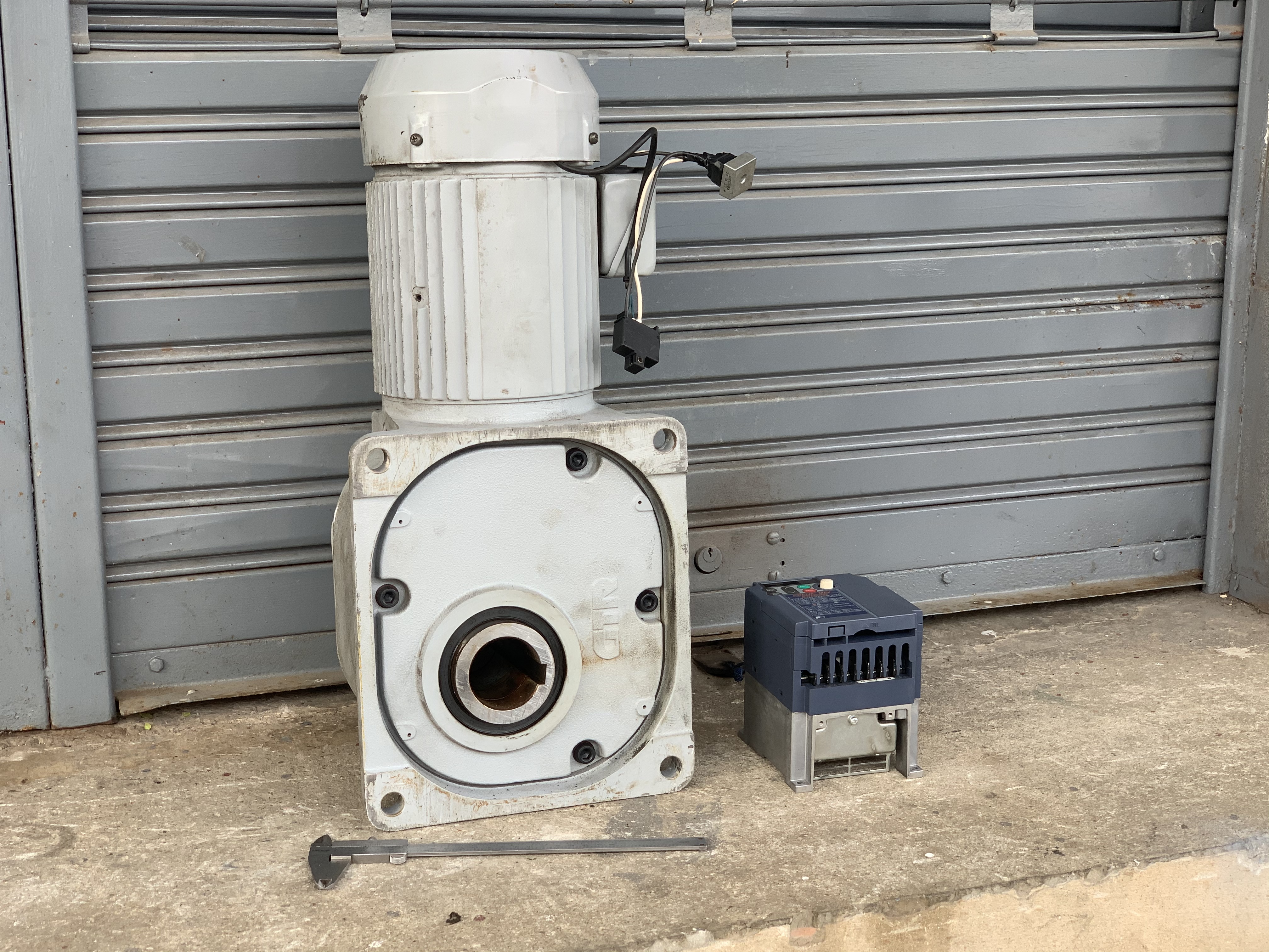 ขายมอเตอร์เกียร์แบบเพลาสวม GTR 2HP. 220V 3สาย อัตราทด 1:10 เพลาออกประมาณ 145 รอบต่อนาที มีระบบเบรคในตัว   มาพร้อมอินเวอร์เตอร์ Fuji ใช้ไฟบ้าน 220V และปรับรอบได้ made in Japan สภาพสวยใหม่มาก ตัวใหญ่ หมุนนิ่ม แรงบิดเยอะ พร้อมใช้งาน ราคา 7,800 บาท