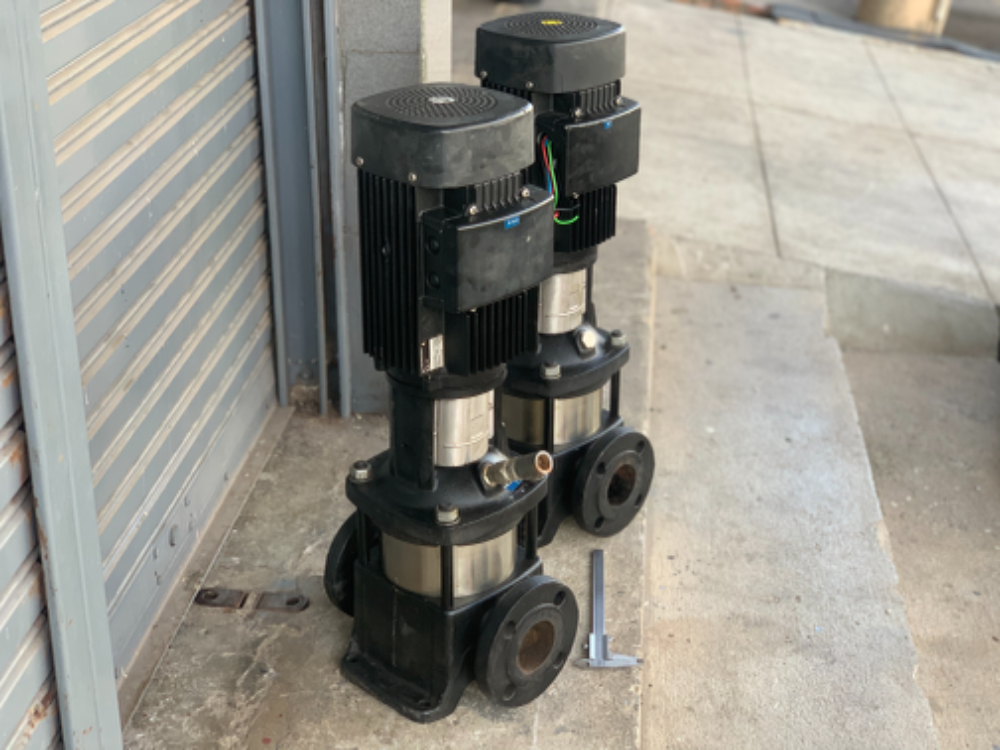 ขายปั๊มน้ำแรงดันสูงทรงตั้ง Grundfos 3HP. 220/380V ขนาดท่อ 2.5 นิ้ว สภาพสวยใหม่มาก หมุนนิ่ม พร้อมใช้งาน มี 2ตัวครับ