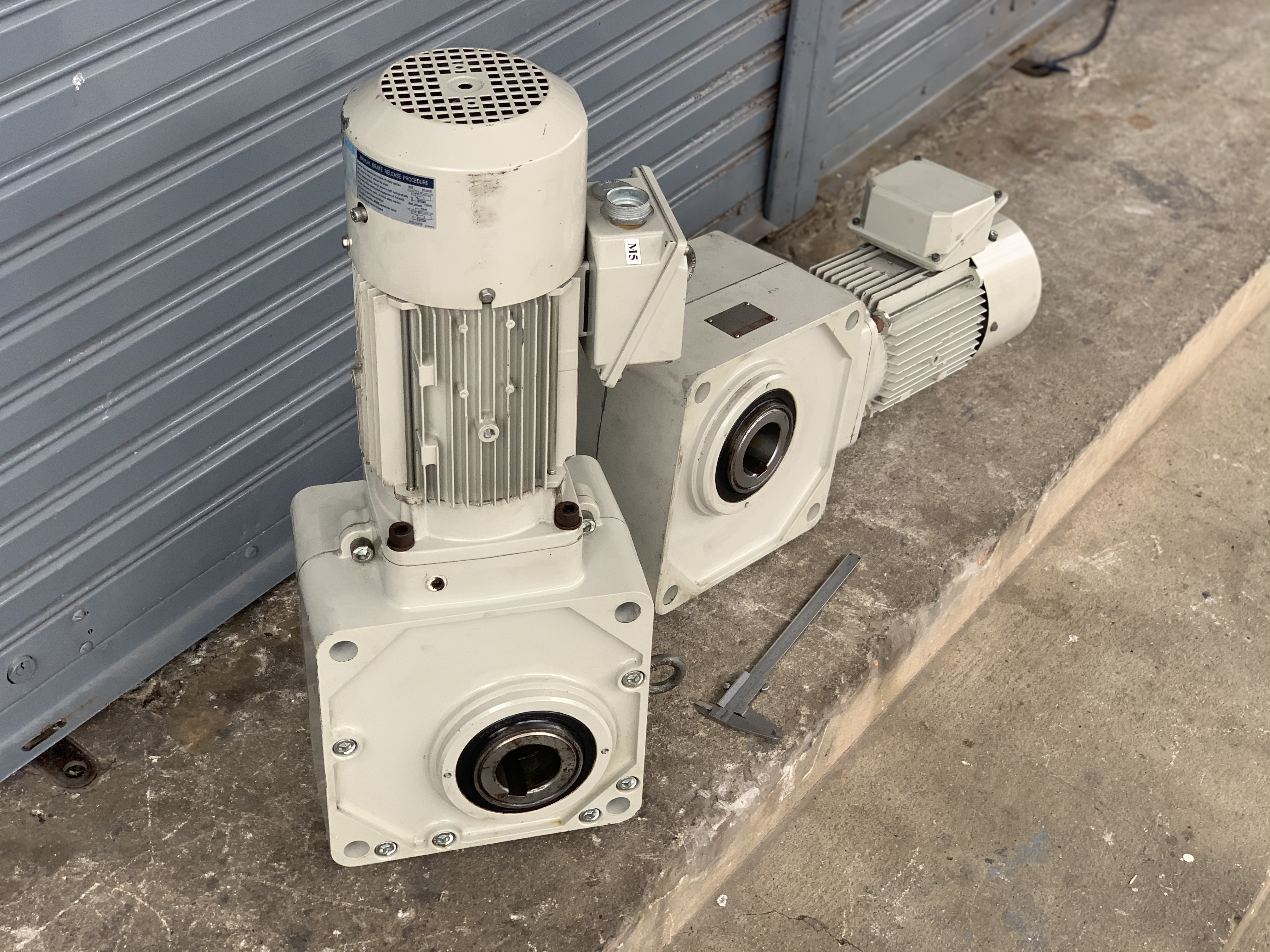 ขายมอเตอร์เกียร์แบบเพลาสวม Hyponic drive Sumitomo 3HP. 220/380V อัตราทด 1:40 made in Japan มีระบบเบรคในตัว เพลาออกประมาณ 36รอบต่อนาที รุ่นสวมเพลาใหญ่แรงบิดเยอะ สภาพสวยใหม่มาก หมุนนิ่ม พร้อมใช้งาน มี 2ตัวครับ