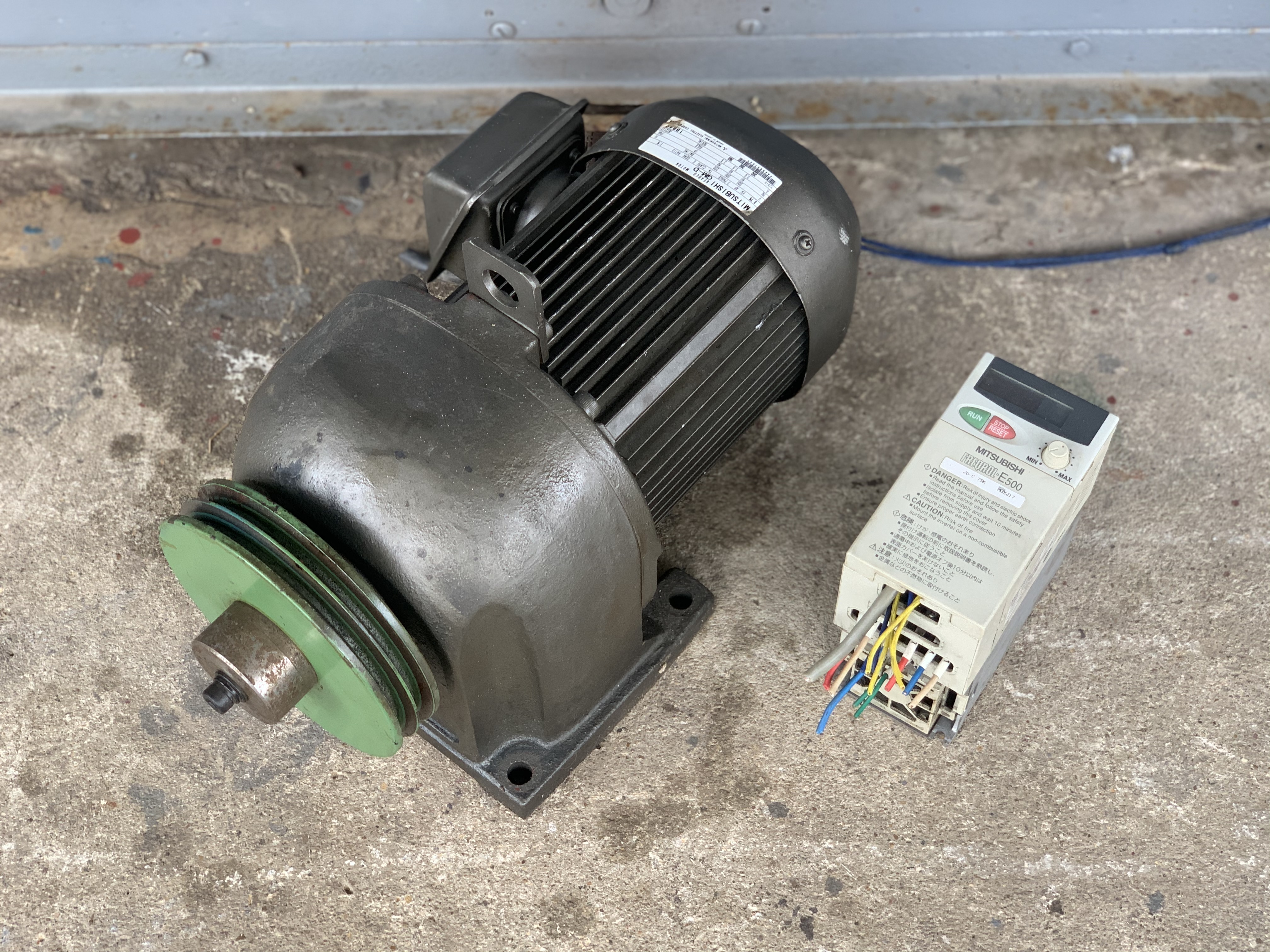 ขายมอเตอร์เกียร์ Mitsubishi 1HP. 220V 3สาย อัตราทด 1:5 เพลาออกประมาณ 290 รอบต่อนาที มาพร้อมอินเวอร์เตอร์ ใช้ไฟบ้าน 220V และปรับรอบได้ made innJapan สภาพสวยใหม่มาก หมุนนิ่ม แรงบิดเยอะ พร้อมใช้งาน