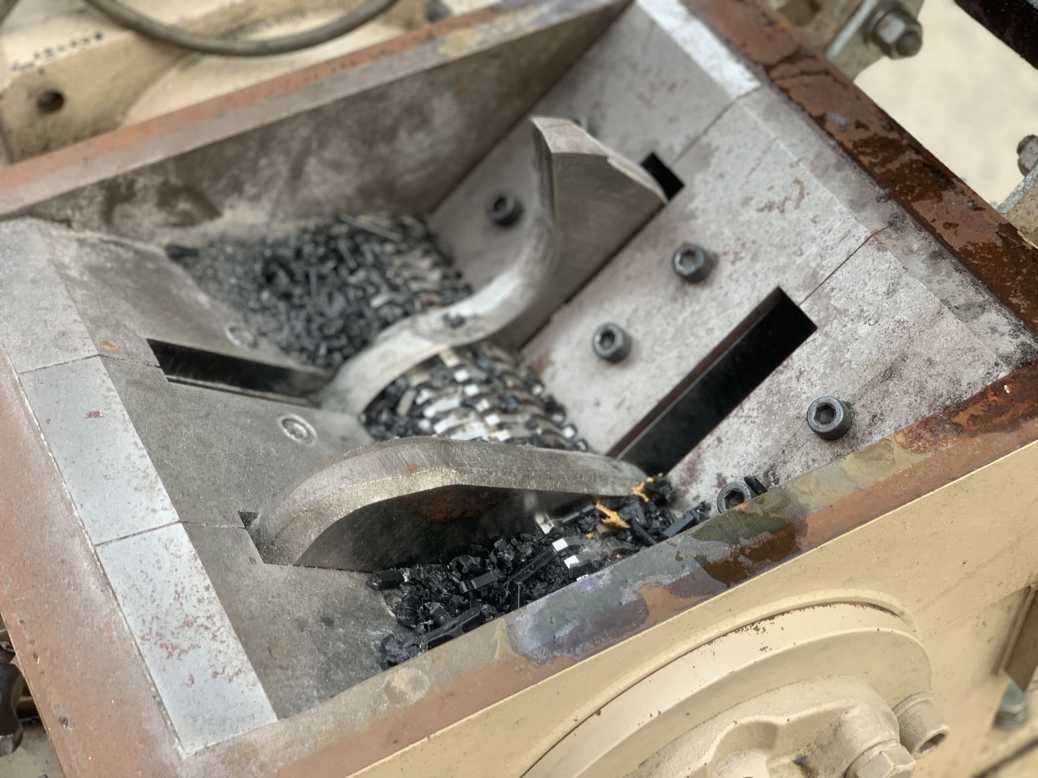 ราคา 2ตัว   ขายเครื่องบด-โม่ อเนกประสงค์ Nissui Kako 2HP. 220V 3สาย made in Japan สภาพสวย อุปกรณ์ครบ ใบบดสวย โครงสร้างแข็งแรง พร้อมใช้งาน มีมา 2ตัว