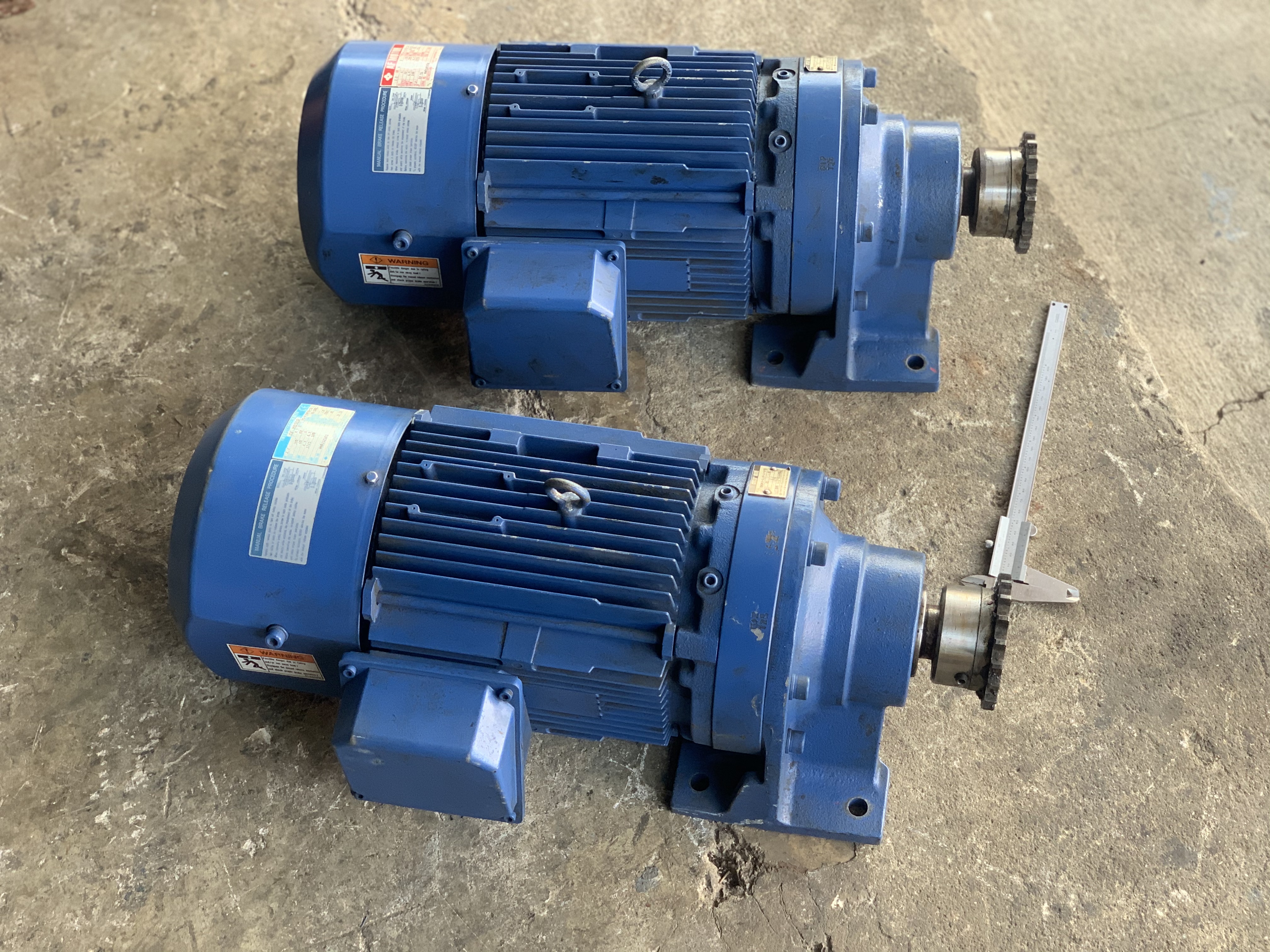 ขายมอเตอร์เกียร์ Cycro drive Sumitomo 3HP. 380V อัตราทด 1:25 เพลาออกประมาณ 58รอบต่อนาที รุ่นมีระบบเบรคในตัว สภาพสวยใหม่มาก หมุนนิ่ม พร้อมใช้งาน มี 2ตัวครับ