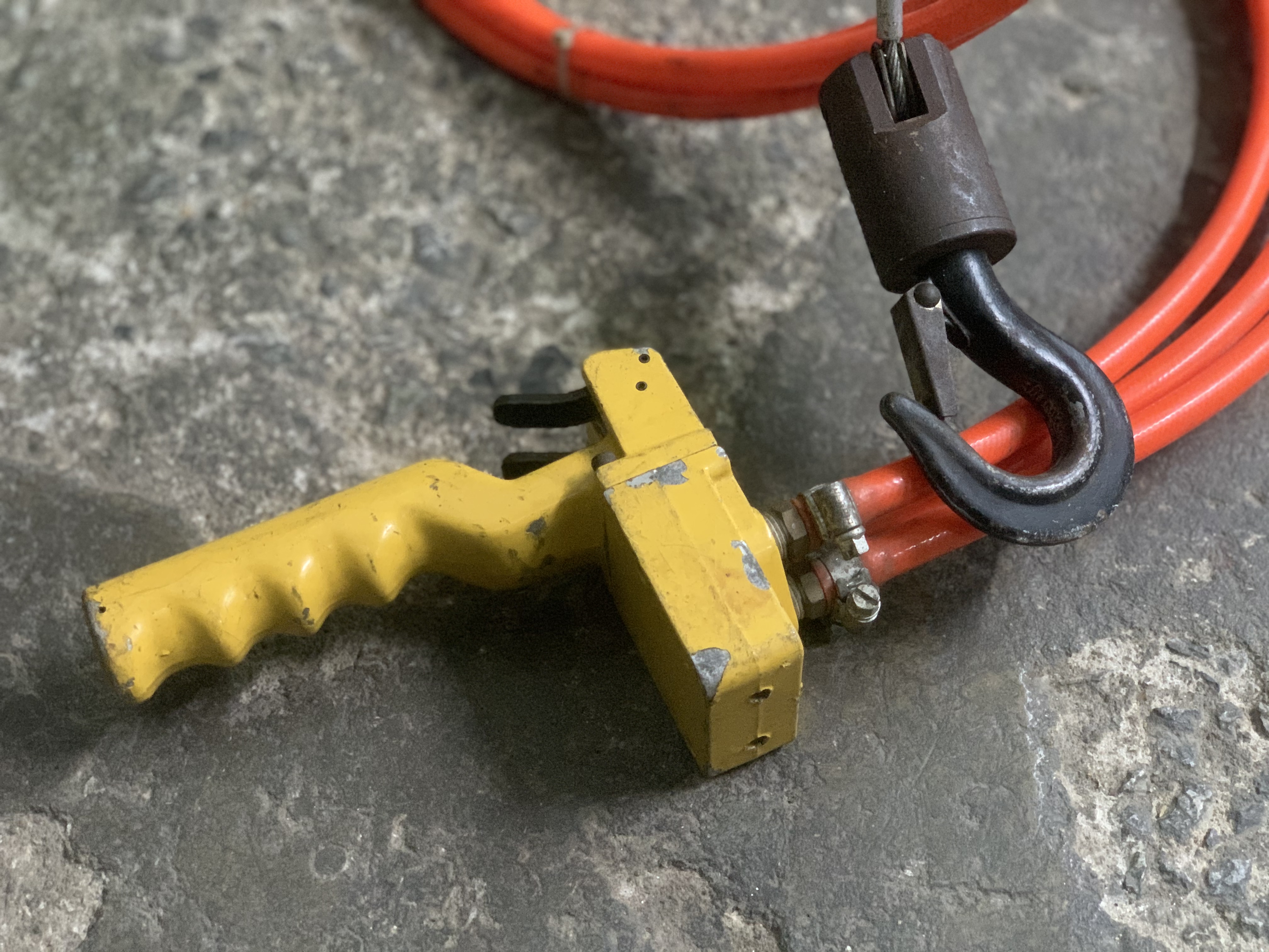 ขายรอกยกของ ใช้ระบบลม Endo Air Hoist 120Kg. สภาพสวยใหม่มาก หายาก อุปกรณ์รีโมทครบ พร้อมใช้งาน