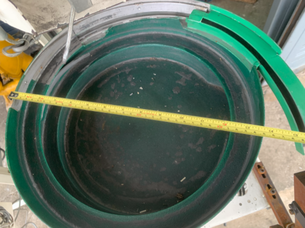 ขายชุดถังสั่นลำเลียง Vibratory Bowl feeder Yajima Giken 220V ไฟบ้าน พร้อมแท่น และชุดปรับความแรง สภาพ