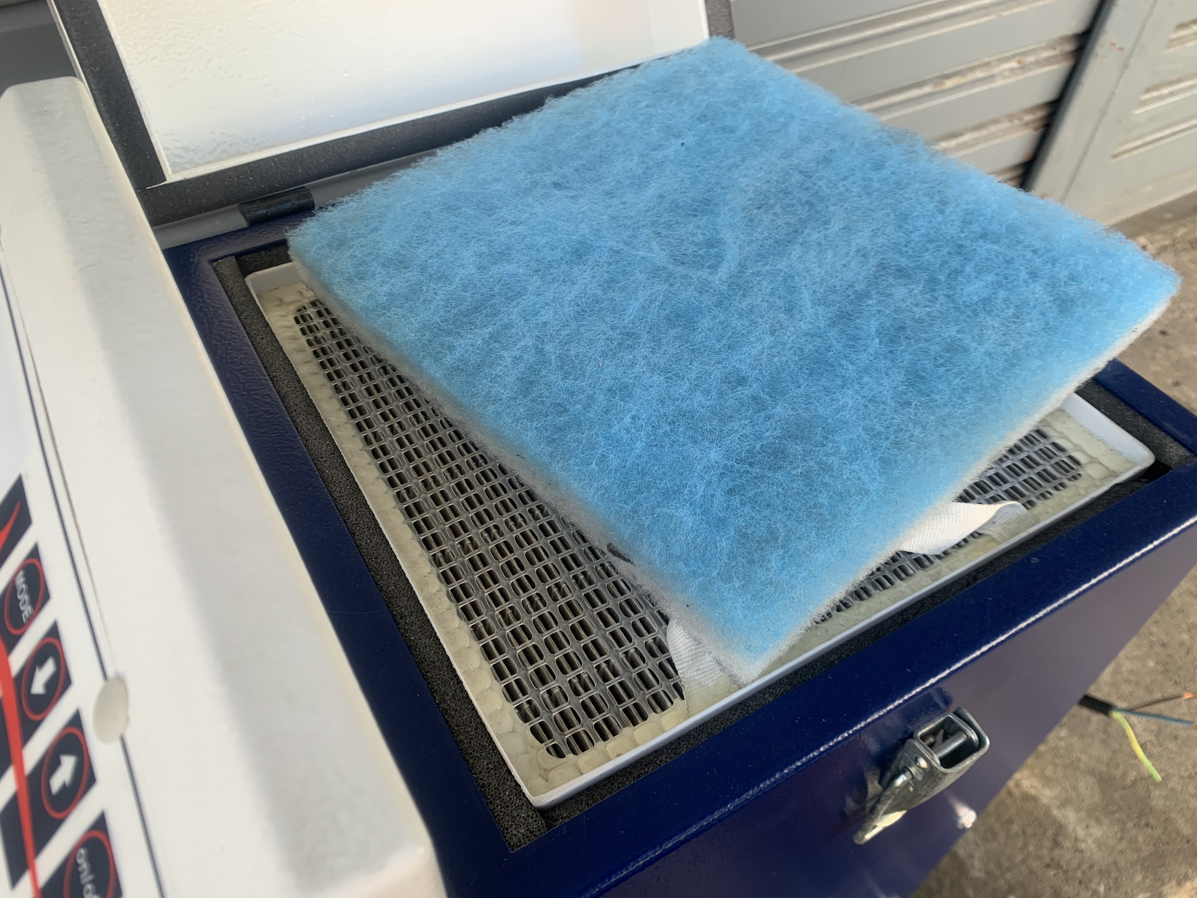 ขายตู้เครื่องกรองอากาศ ระบบฟีลเตอร์ 2ชั้น KLEPP KLF202 ระบบไฟ 220V ไฟบ้าน made in Germany ปรับระบบเเรงดูดได้ครับ ใช้ในงานกรองอากาศ ฝุ่นขนาดอนุภาคเล็กและสารจากแก๊สและงานเคมีต่างๆ สภาพสวย พร้อมใช้งาน