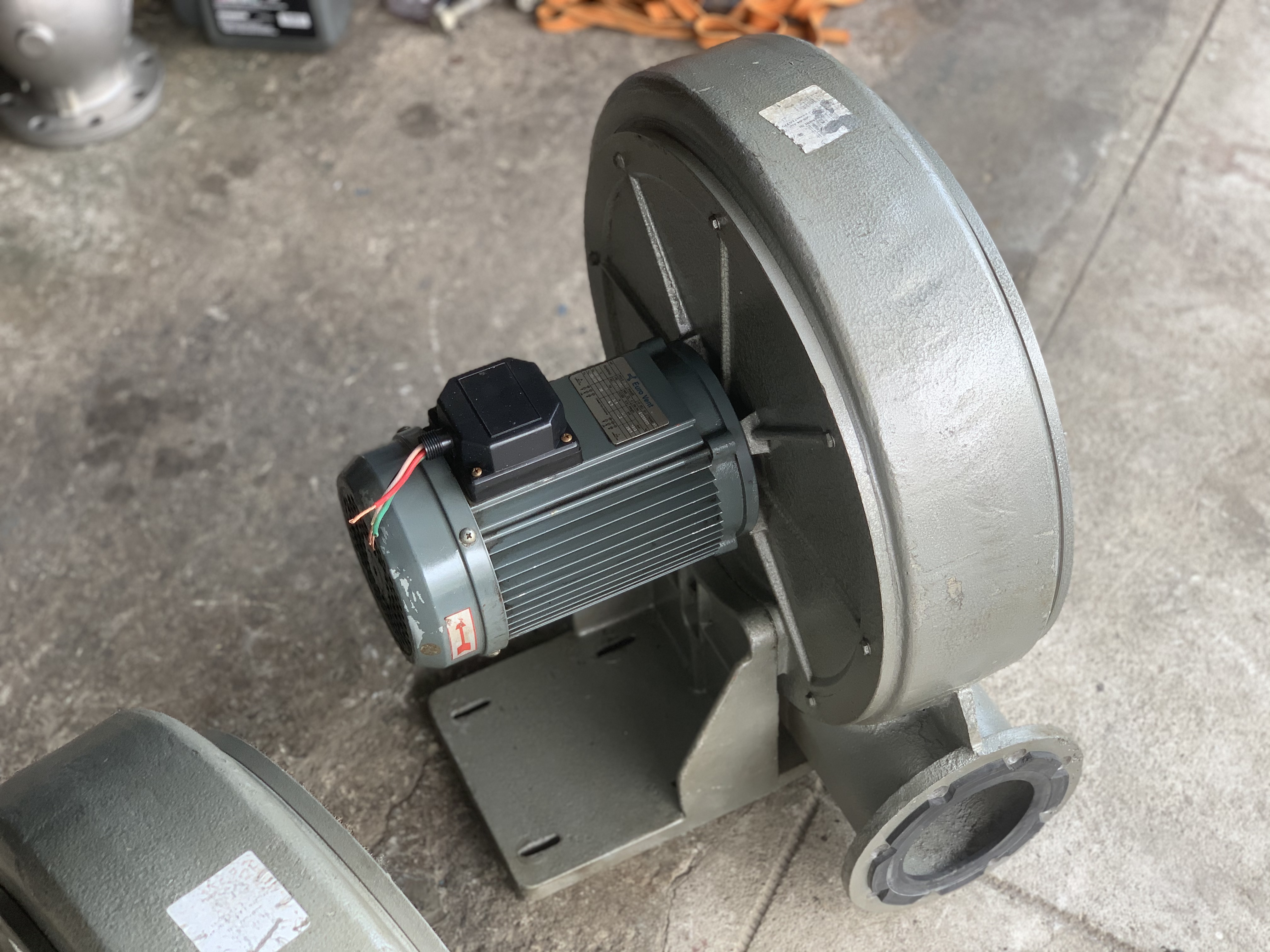 ขายโบลเวอร์ดูด-เป่าอากาศ แบบแรงดันสูงใบเทอร์โบ Euro Vent 2HP. 380V ขนาดท่อ  5.5นิ้ว สภาพสวย หมุนนิ่ม ให้ลมแรง พร้อมใช้งาน มี 2ตัวครับ
