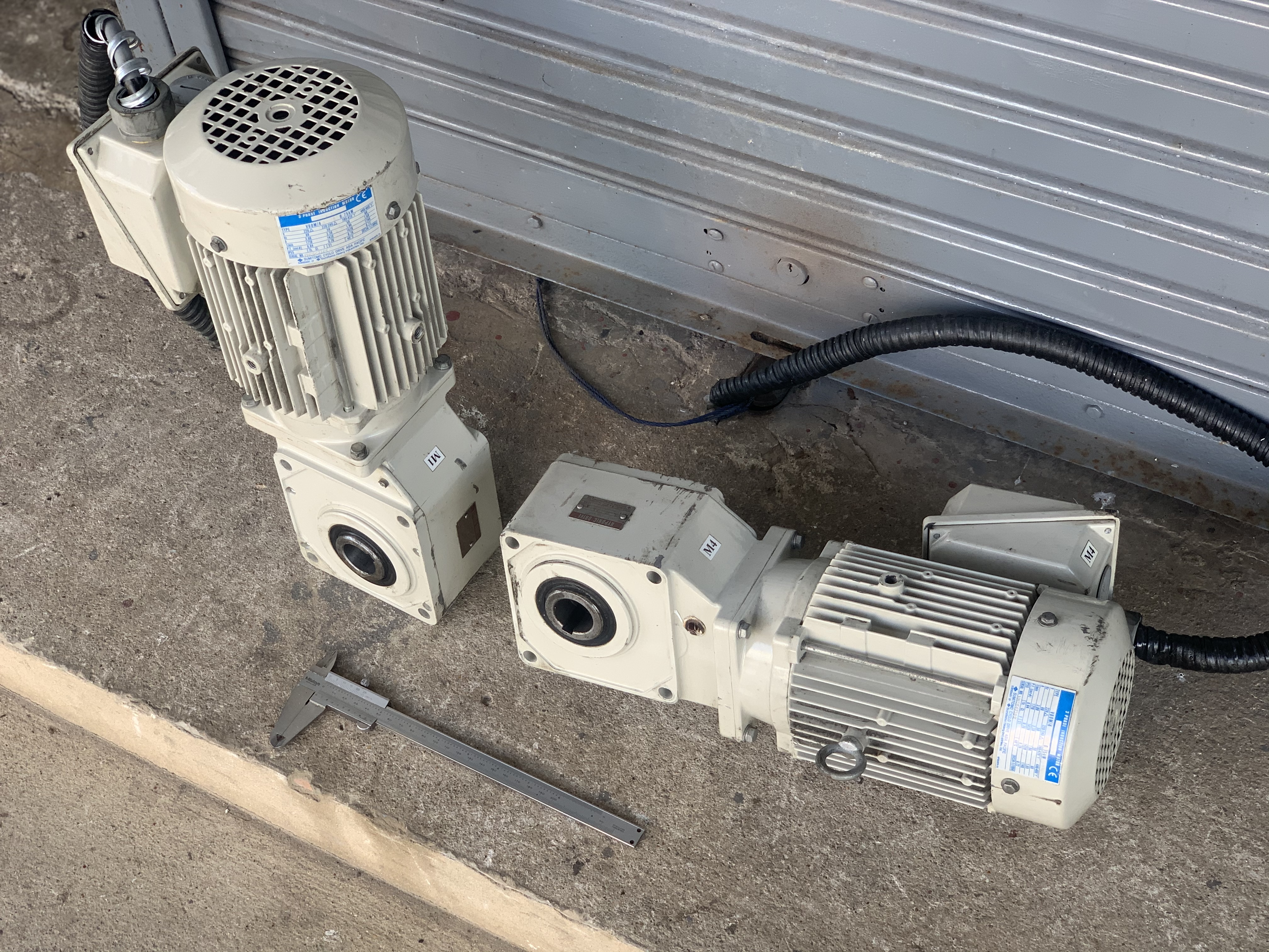 ขายมอเตอร์เกียร์แบบเพลาสวม Hyponic drive Sumitomo 1HP. 380V อัตราทด 1:30 made in Japan เพลาออกประมาณ 48รอบต่อนาที สภาพสวยใหม่มาก หมุนนิ่ม พร้อมใช้งาน มี 6ตัวครับ ขายมอเตอร์เกียร์แบบเพลาสวม Hyponic drive Sumitomo 1HP. 380V อัตราทด 1:30 made in Japan เพลาออกประมาณ 48รอบต่อนาที สภาพสวยใหม่มาก หมุนนิ่ม พร้อมใช้งาน มี 6ตัวครับ