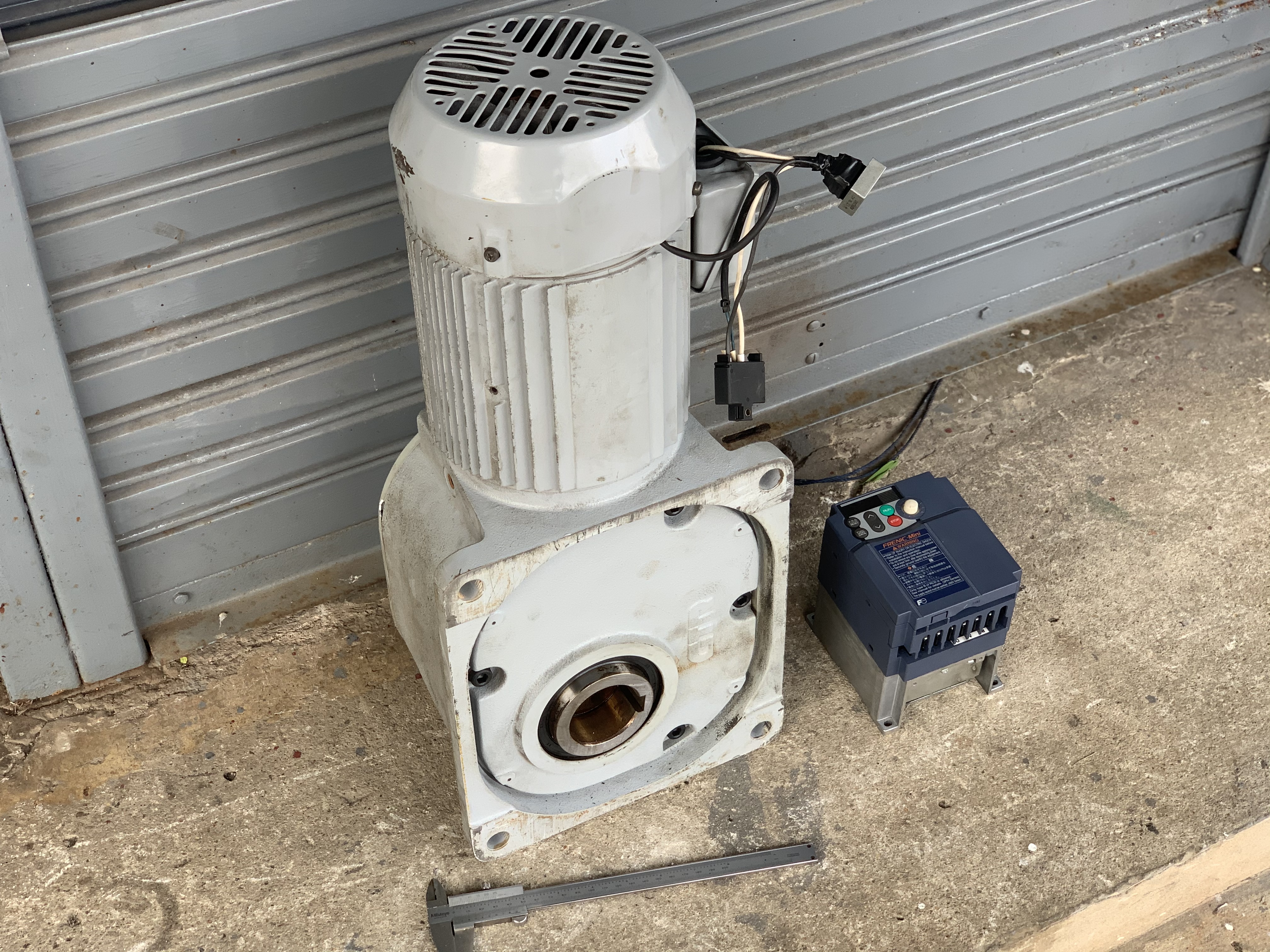 ขายมอเตอร์เกียร์แบบเพลาสวม GTR 2HP. 220V 3สาย อัตราทด 1:10 เพลาออกประมาณ 145 รอบต่อนาที มีระบบเบรคในตัว   มาพร้อมอินเวอร์เตอร์ Fuji ใช้ไฟบ้าน 220V และปรับรอบได้ made in Japan สภาพสวยใหม่มาก ตัวใหญ่ หมุนนิ่ม แรงบิดเยอะ พร้อมใช้งาน ราคา 7,800 บาท