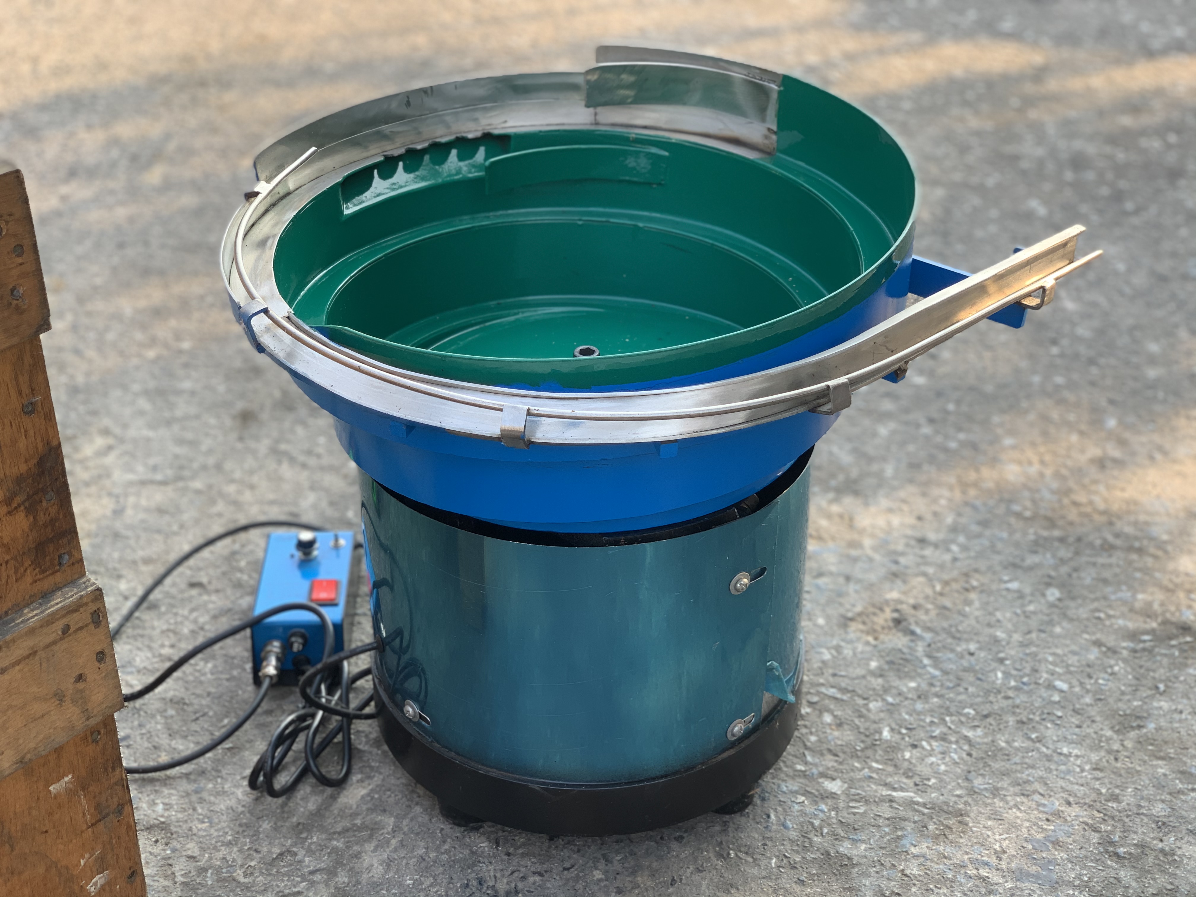 ขายถังสั่นลำเลียง Vibratory Bowl feeder ขนาด 60Cm. 220V ไฟบ้าน พร้อมชุดปรับความแรง สภาพสวยใหม่มาก พร้อมใช้งาน