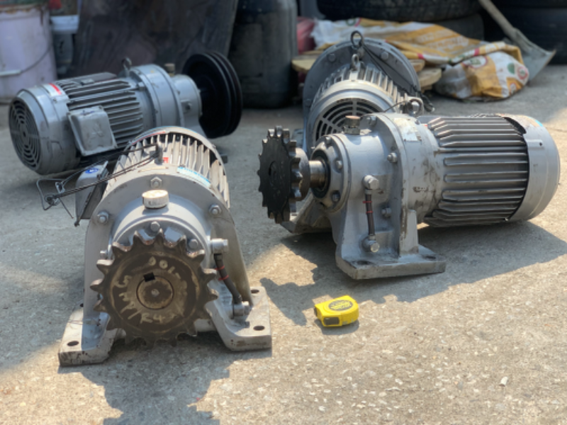 ขายมอเตอร์เกียร์ Cycrodrive Mitsubishi 5HP. 380V   อัตราทด 1:43 เพลาออกประมาณ 34 รอบต่อนาที   สภาพสวยใหม่มาก หมุนนิ่ม แรงบิดเยอะ พร้อมใช้งาน มี 4ตัวครับ ราคาตัวละ 11,500 บาท