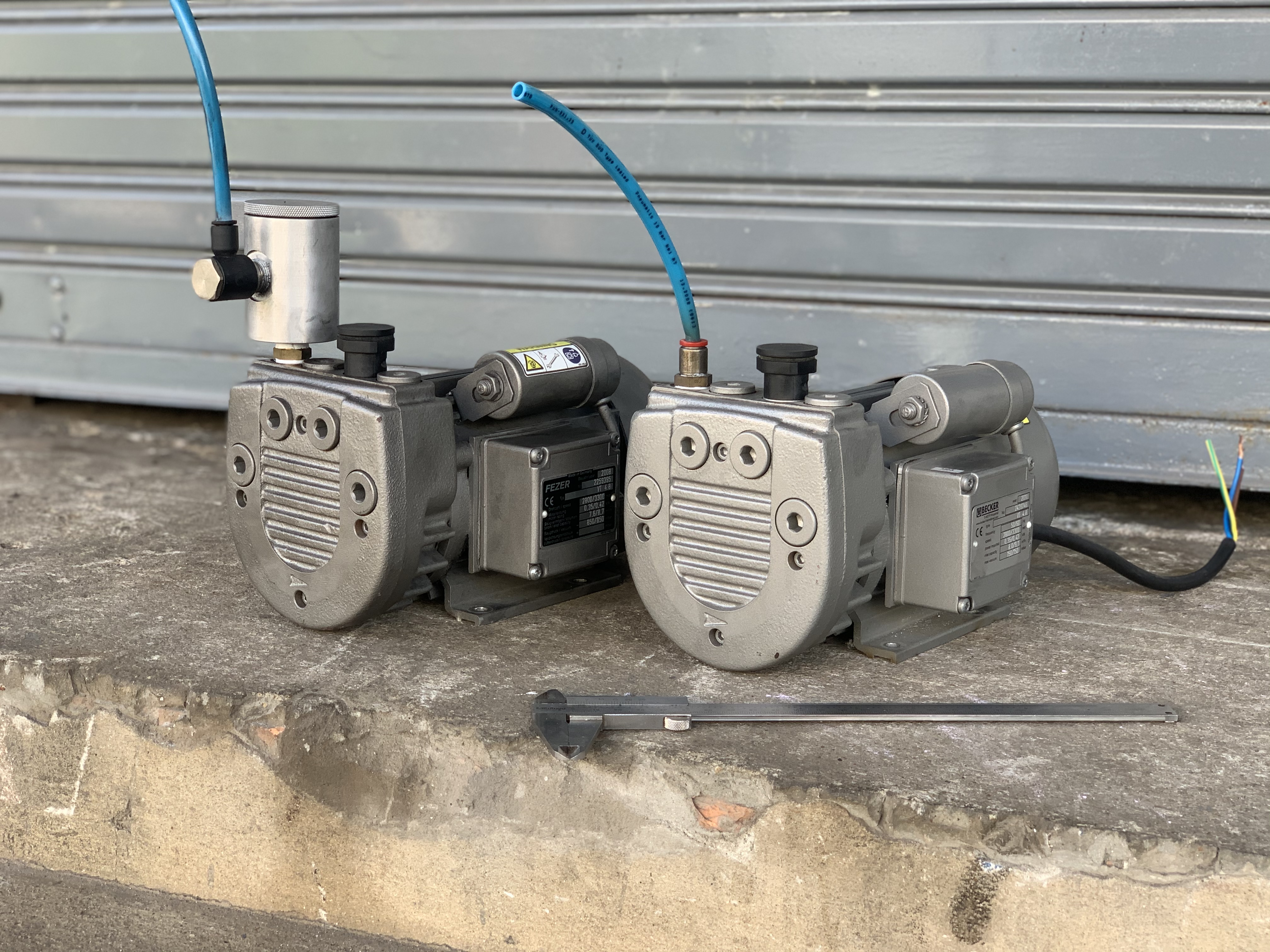 ขายปั๊มแววคั่มสุญญากาศ แบบแห้ง Becker pump Oil-less rotary vane Vacuum pump 1/3HP. 220V ไฟบ้าน made in Germany สภาพสวยใหม่มาก ดูดแรง พร้อมใช้งาน มี 2ตัวครับ ราคาตัวละ 3,000 บาท