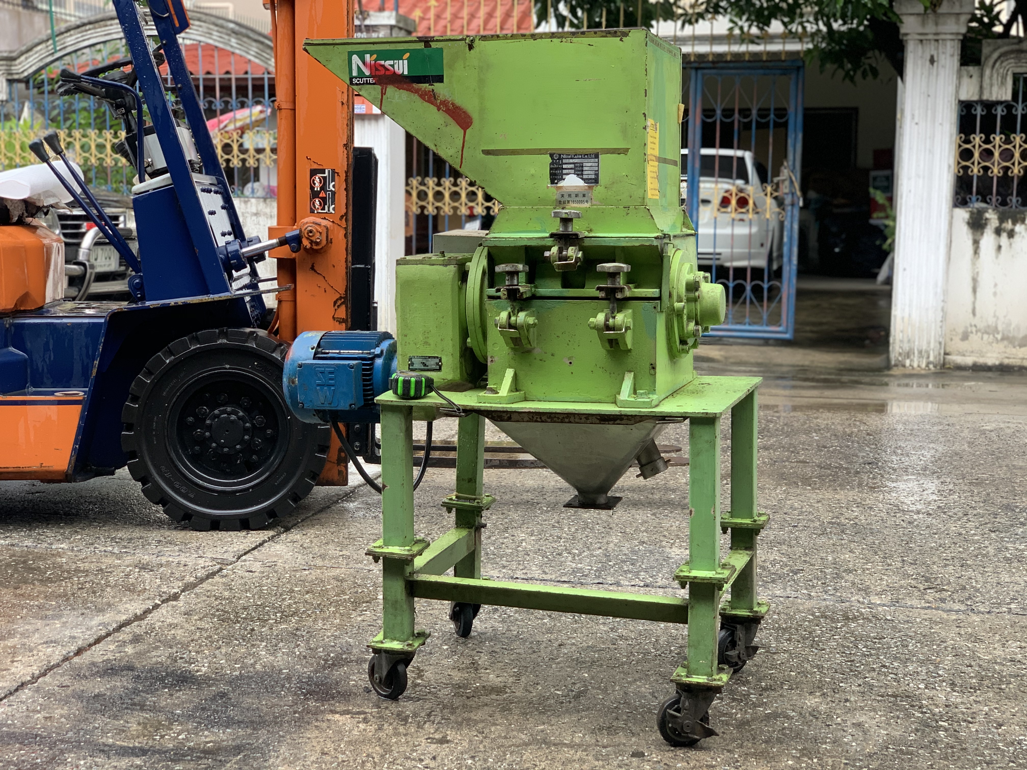 ขายเครื่องบด-โม่ อเนกประสงค์ Nissui Kako พร้อมมอเตอร์เกียร์ SEW ขนาด 2HP. 380V made in Japan สภาพสวยใหม่มาก จอดเก่า อุปกรณ์ครบ ใบสวย พร้อมใช้งาน