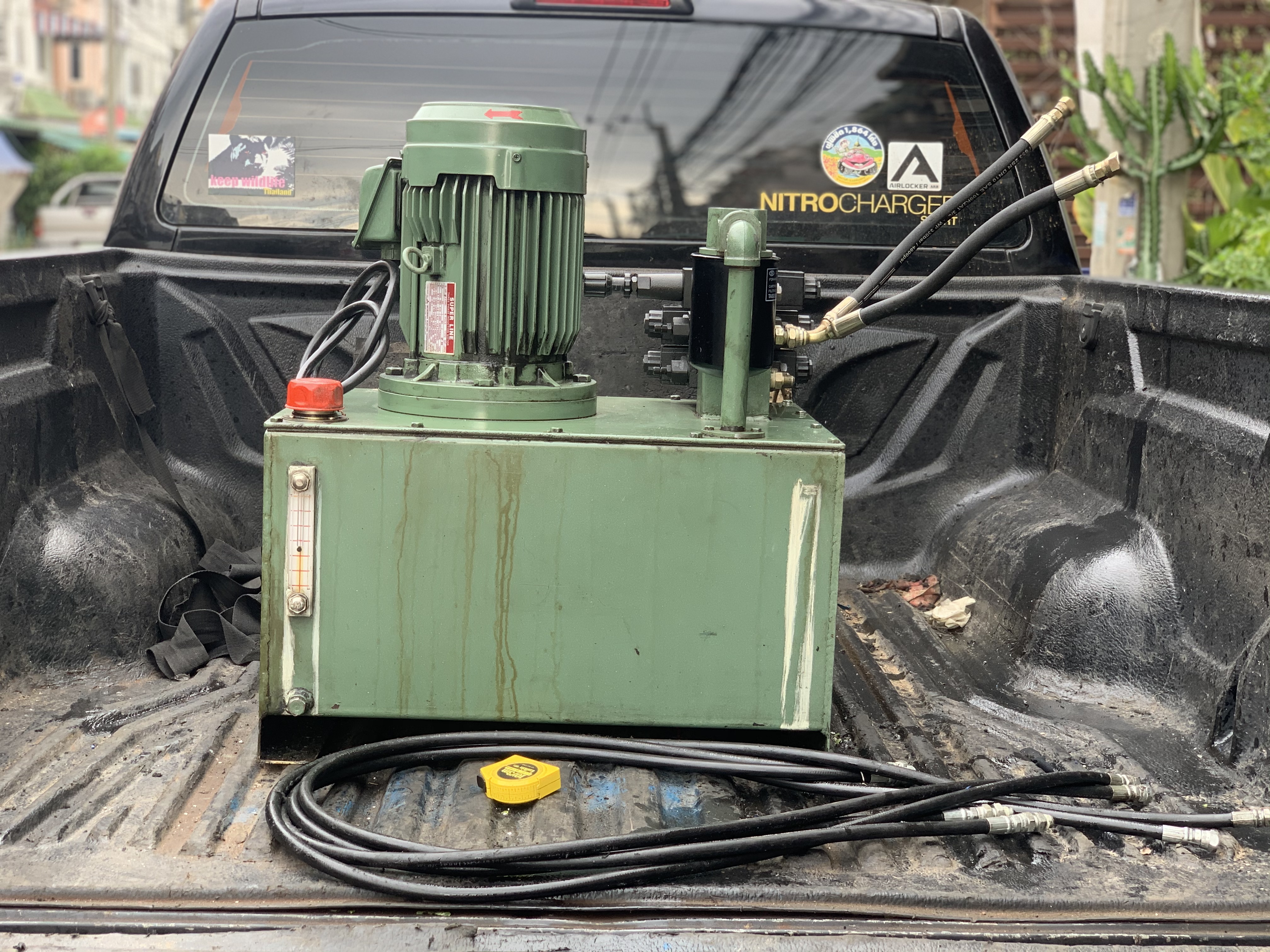 ขายชุดปั๊มน้ำมันไฮโดรลิค ขนาด 3HP. 380V มอเตอร์ Mitsubishi พร้อมชุดวาล์วคอนโทรล Yuken 220Vac 3ชุด พร้อมตัวปรับแรงดัน อุปกรณ์ครบ มีสายไฮโดรลิคติดมาด้วย 3เส้นครับ สภาพสวยใหม่มาก พร้อมใช้งาน ราคา 12,500 บาท