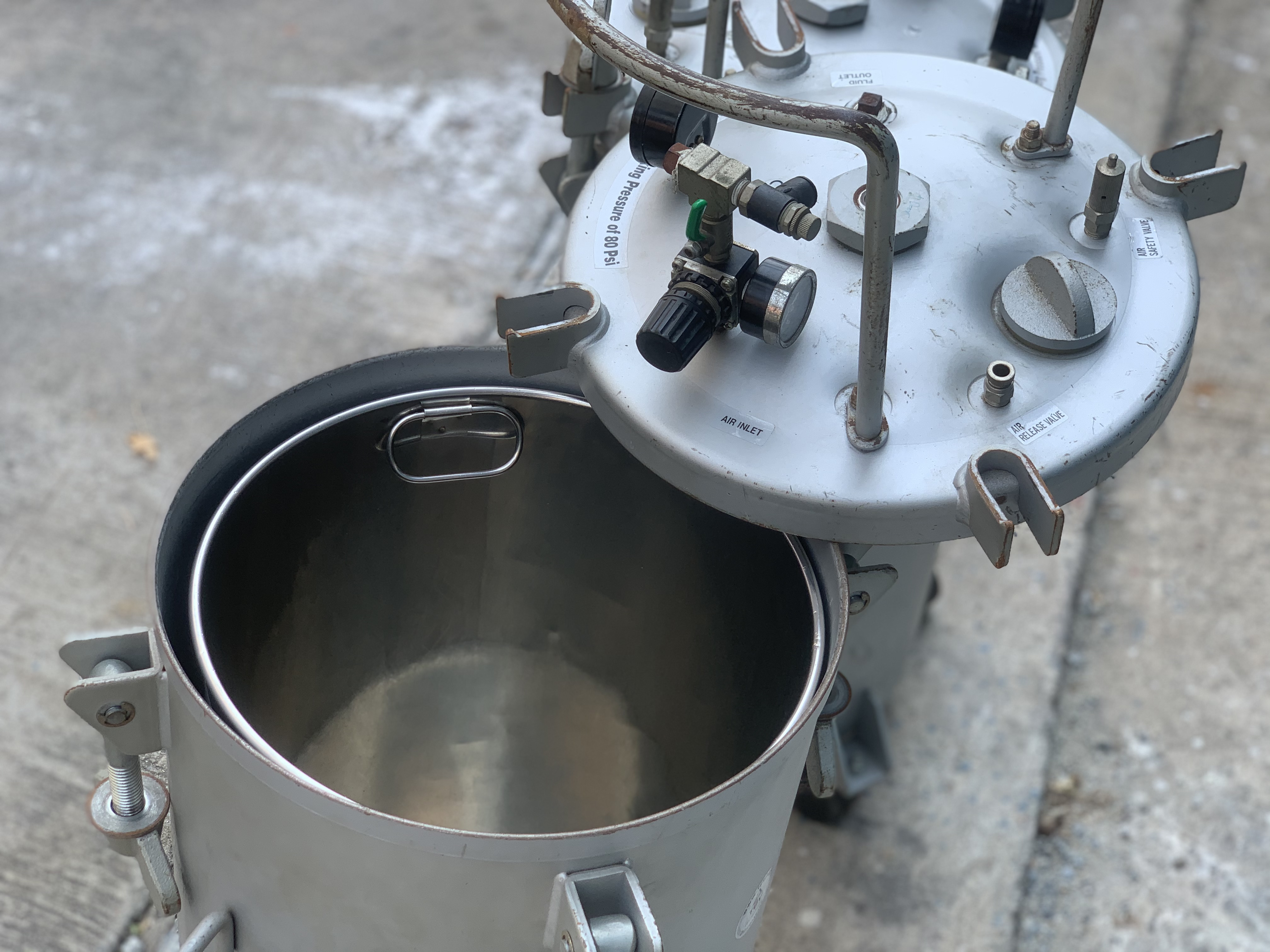 ขายถังพักแรงดันลม Made in Japan พร้อมอุปกรณ์ สภาพสวยใหม่มาก พร้อมใช้งาน มี 2ถังครับ ราคาชุดละ 5,800 บาท ขายถังพักแรงดันลม Made in Japan พร้อมอุปกรณ์ สภาพสวยใหม่มาก พร้อมใช้งาน มี 2ถังครับ ราคาชุดละ 5,800 บาท