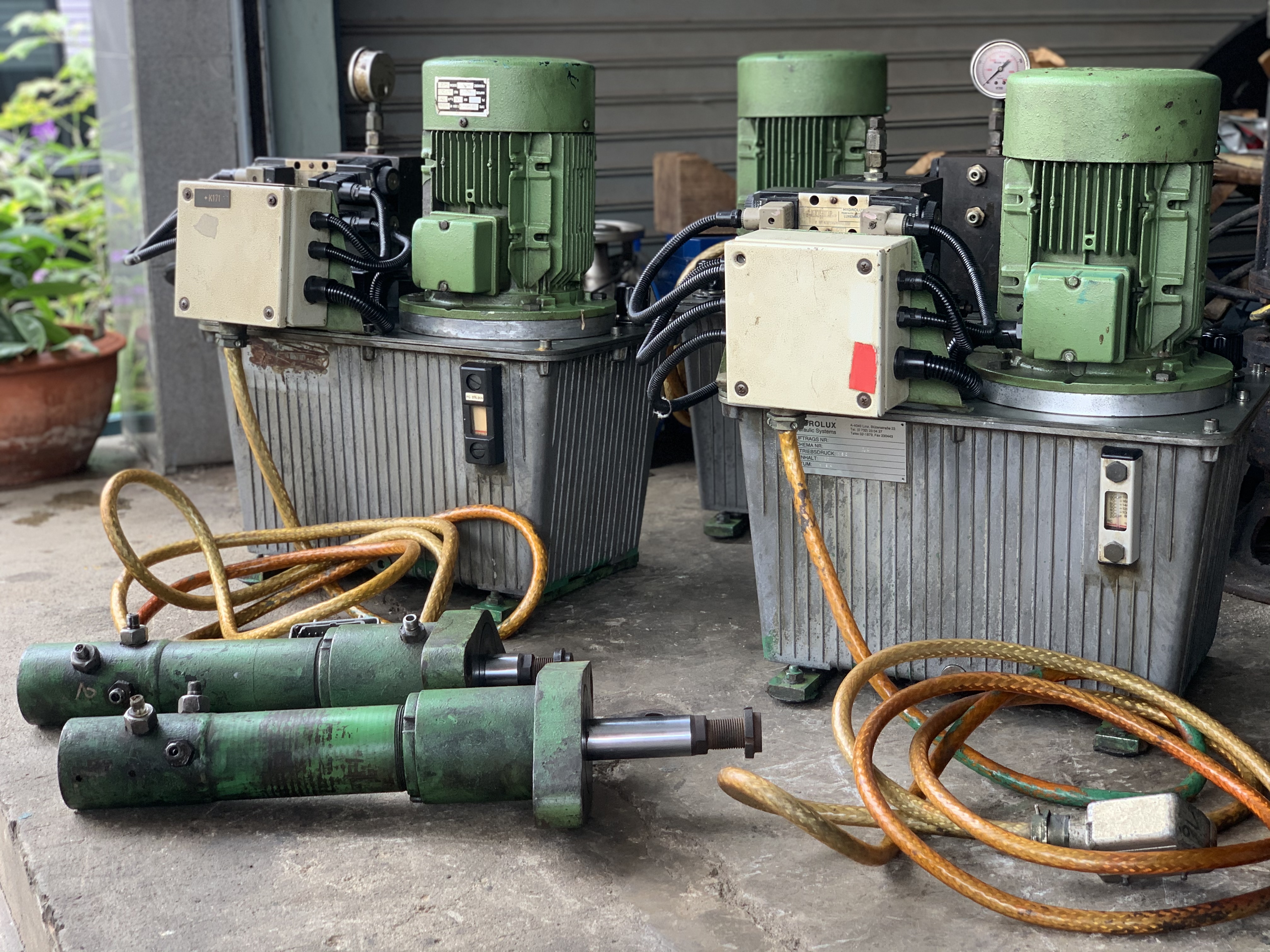 ขายชุดปั๊มน้ำมันไฮโดรลิค Hydrolux 3HP. 220/380V made in Germany พร้อมชุดวาล์วคอนโทรล 110Vdc 2ชุด อุปกรณ์ครบ มาพร้อมกระบอก 2ตัวครับ สภาพสวยใหม่มาก พร้อมใช้งาน มี 3ชุดครับ