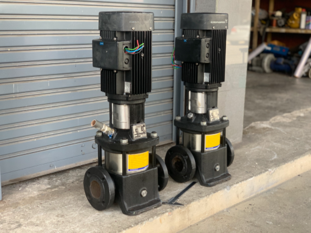 ขายปั๊มน้ำแรงดันสูงทรงตั้ง Grundfos 3HP. 220/380V ขนาดท่อ 2.5 นิ้ว สภาพสวยใหม่มาก หมุนนิ่ม พร้อมใช้งาน มี 2ตัวครับ