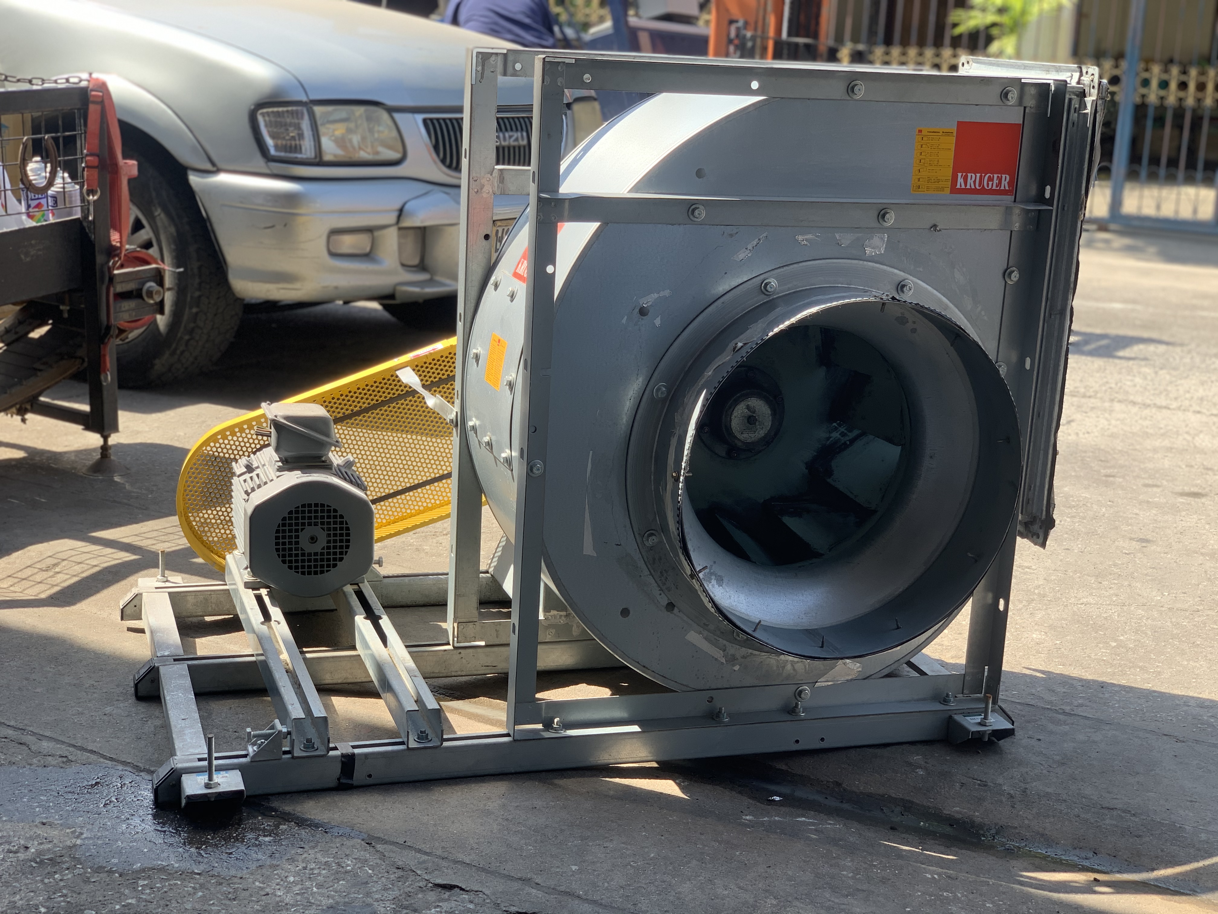 ขายโบลเวอร์ดูด-เป่าอากาศ Kruger blower 3HP. 220/380V ปริมาณลม 4000 CFM  สภาพสวยใหม่มาก รุ่นตัวใหญ่ โครงสร้างแข็งแรง หมุนนิ่ม พร้อมใช้งาน ราคา 12,500 บาท