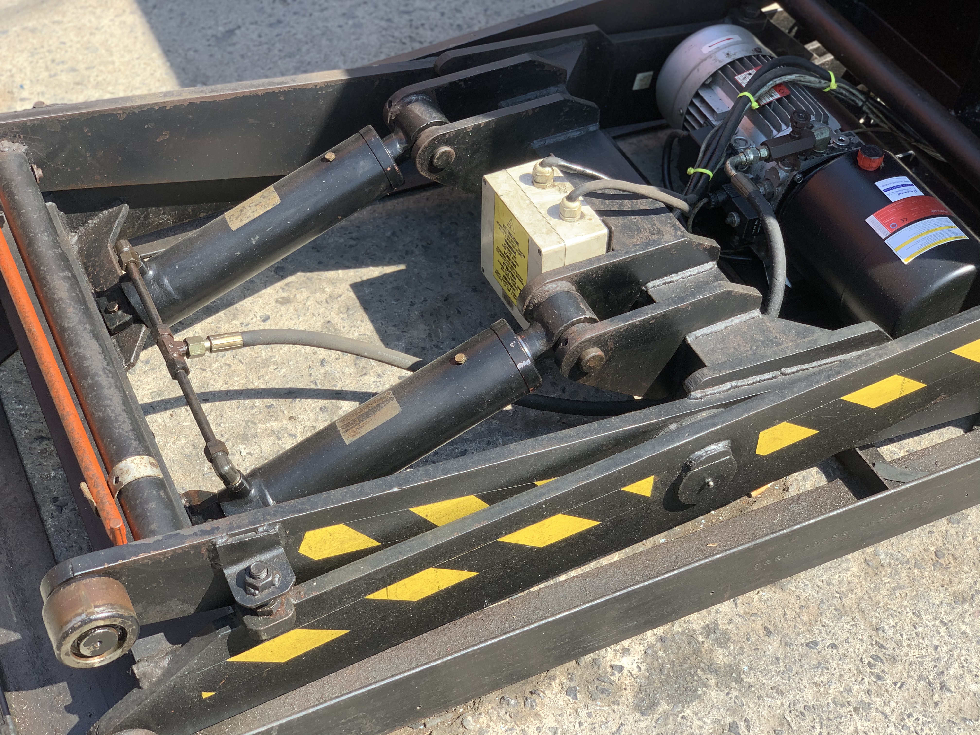 ขายแท่นยกไฮโดรลิคไฟฟ้าอเนกประสงค์ Hydro-Tek 3HP. 220/380V made in Korea น้ำหนักยก 1ตัน ยกได้สูง 1เมตร สภาพสวย พร้อมใช้งาน ขายแท่นยกไฮโดรลิคไฟฟ้าอเนกประสงค์ Hydro-Tek 3HP. 220/380V made in Korea น้ำหนักยก 1ตัน ยกได้สูง 1เมตร สภาพสวย พร้อมใช้งาน