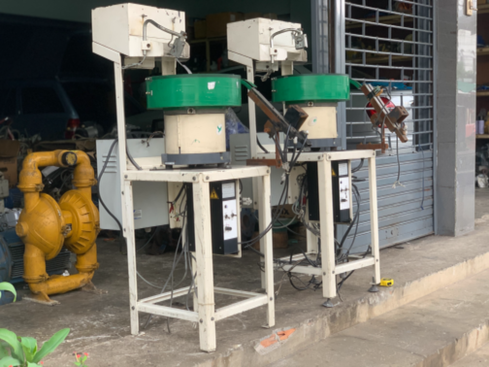 ขายชุดถังสั่นลำเลียง Vibratory Bowl feeder Yajima Giken 220V ไฟบ้าน พร้อมแท่น และชุดปรับความแรง สภาพ ขายชุดถังสั่นลำเลียง Vibratory Bowl feeder Yajima Giken 220V ไฟบ้าน พร้อมแท่น และชุดปรับความแรง สภาพ