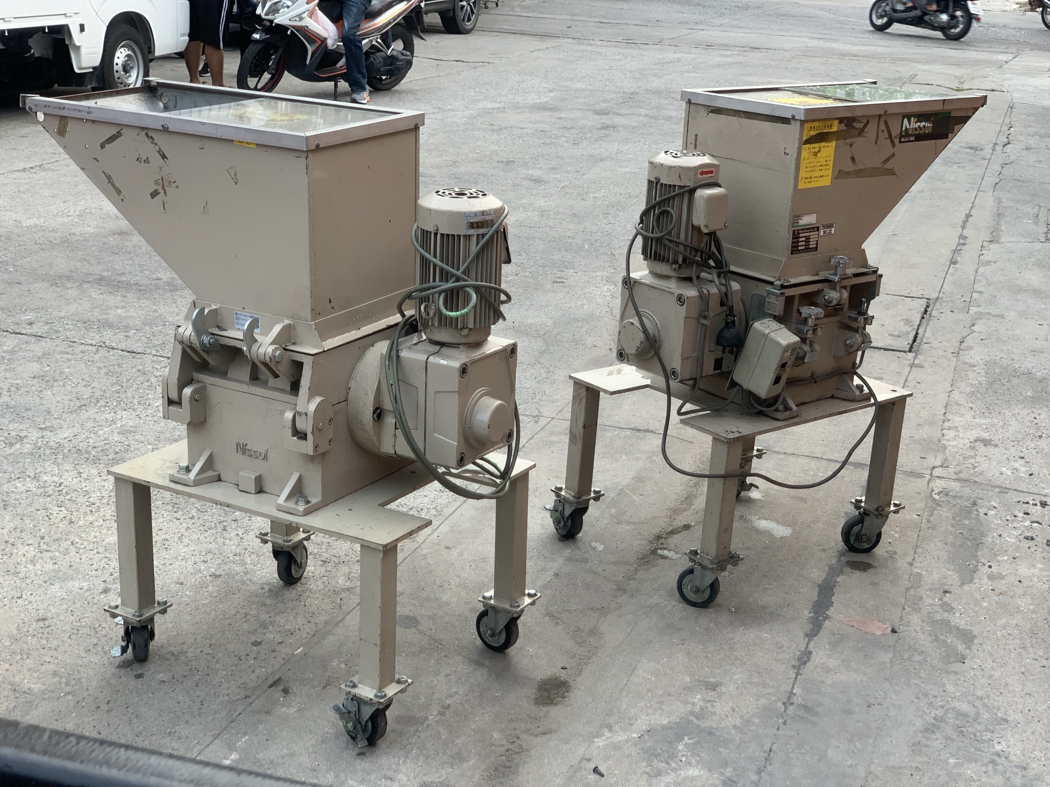 ราคา 2ตัว   ขายเครื่องบด-โม่ อเนกประสงค์ Nissui Kako 2HP. 220V 3สาย made in Japan สภาพสวย อุปกรณ์ครบ ใบบดสวย โครงสร้างแข็งแรง พร้อมใช้งาน มีมา 2ตัว