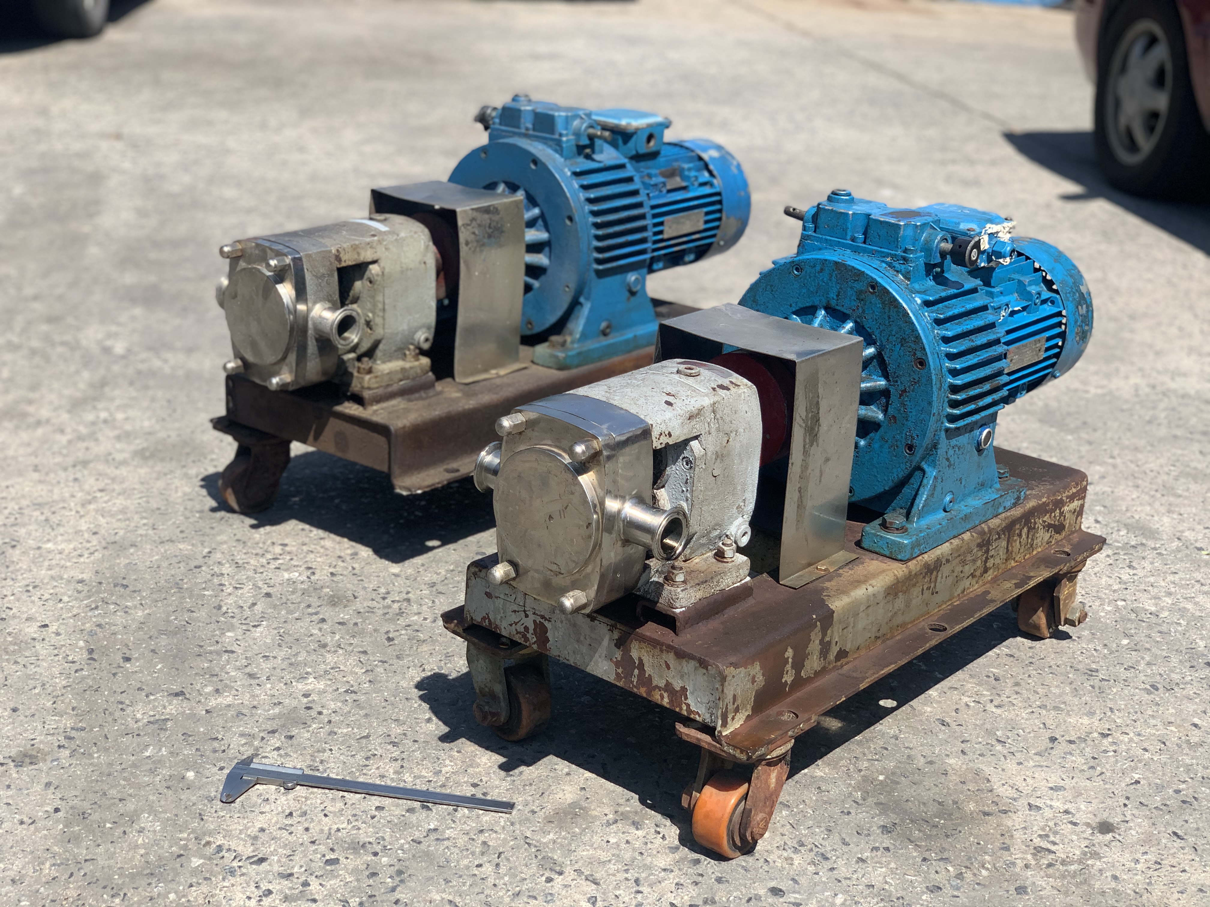 ขายหัวปั๊มดูดของเหนียวสแตนเลส พร้อมชุดแท่นมอเตอร์เกียร์ 3HP. 380V สภาพดีเดิมๆ ใช้ในงานผลิตอาหาร ดูดของเหนียว ของหนืด ดูดสารเคมีต่างๆ สภาพสวย หมุนนิ่ม พร้อมใช้งาน มี 2ชุดครับ