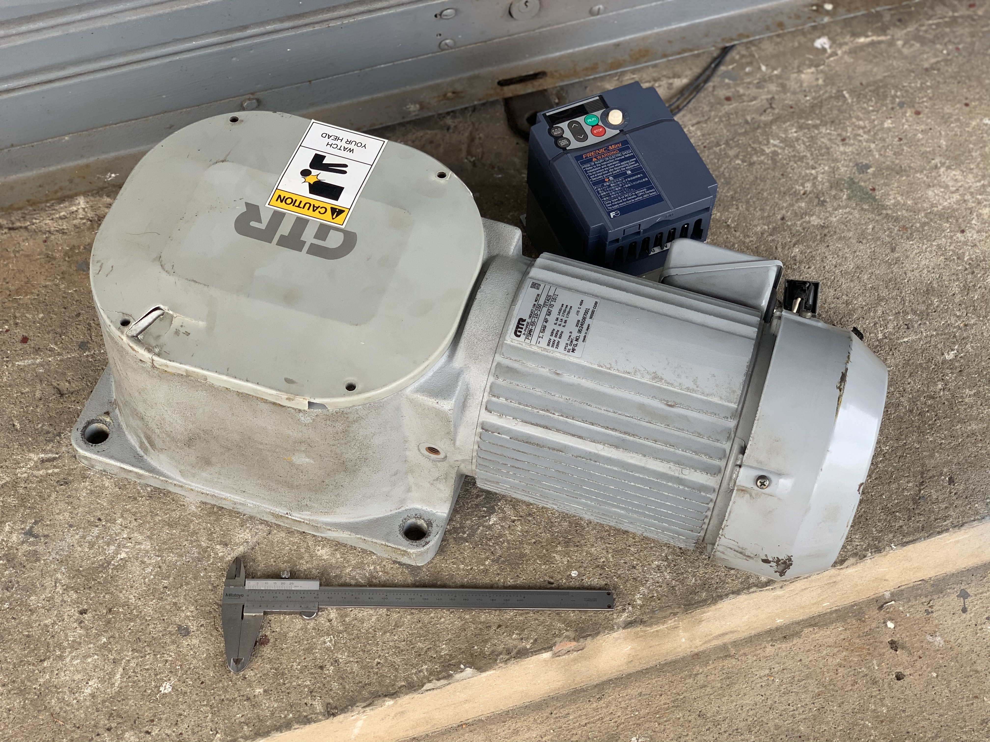 ขายมอเตอร์เกียร์แบบเพลาสวม GTR 2HP. 220V 3สาย อัตราทด 1:10 เพลาออกประมาณ 145 รอบต่อนาที มีระบบเบรคในตัว   มาพร้อมอินเวอร์เตอร์ Fuji ใช้ไฟบ้าน 220V และปรับรอบได้ made in Japan สภาพสวยใหม่มาก ตัวใหญ่ หมุนนิ่ม แรงบิดเยอะ พร้อมใช้งาน ราคา 7,800 บาท