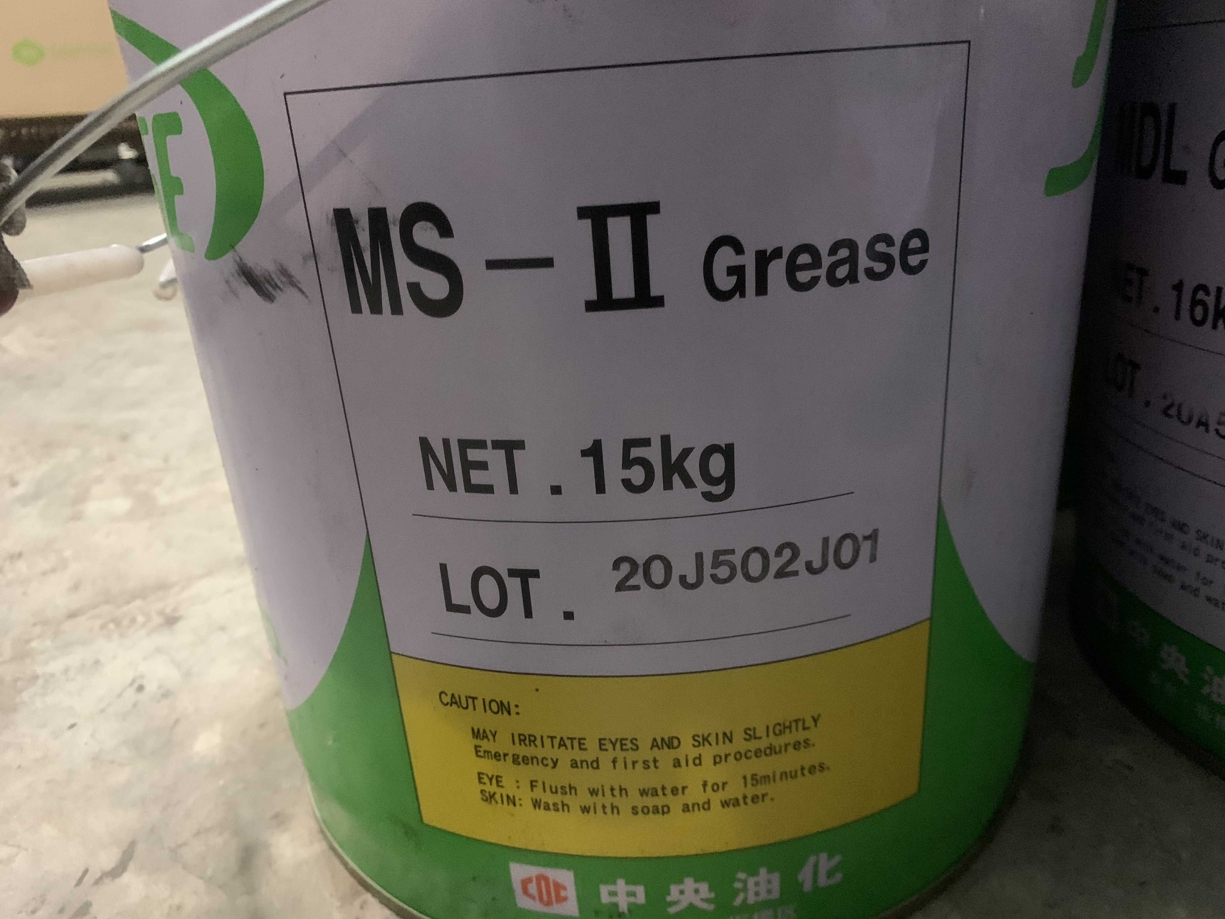 ขายจารบีเกรดคุณภาพสูง Chuoyuka made in Japan รุ่น MS2 เนื้อขาว ใช้ในงานอุตสาหกรรมประกอบรถยนต์ ของใหม่ มีมาไม่กี่ถังครับ ราคาถังละ 1,800 บาท