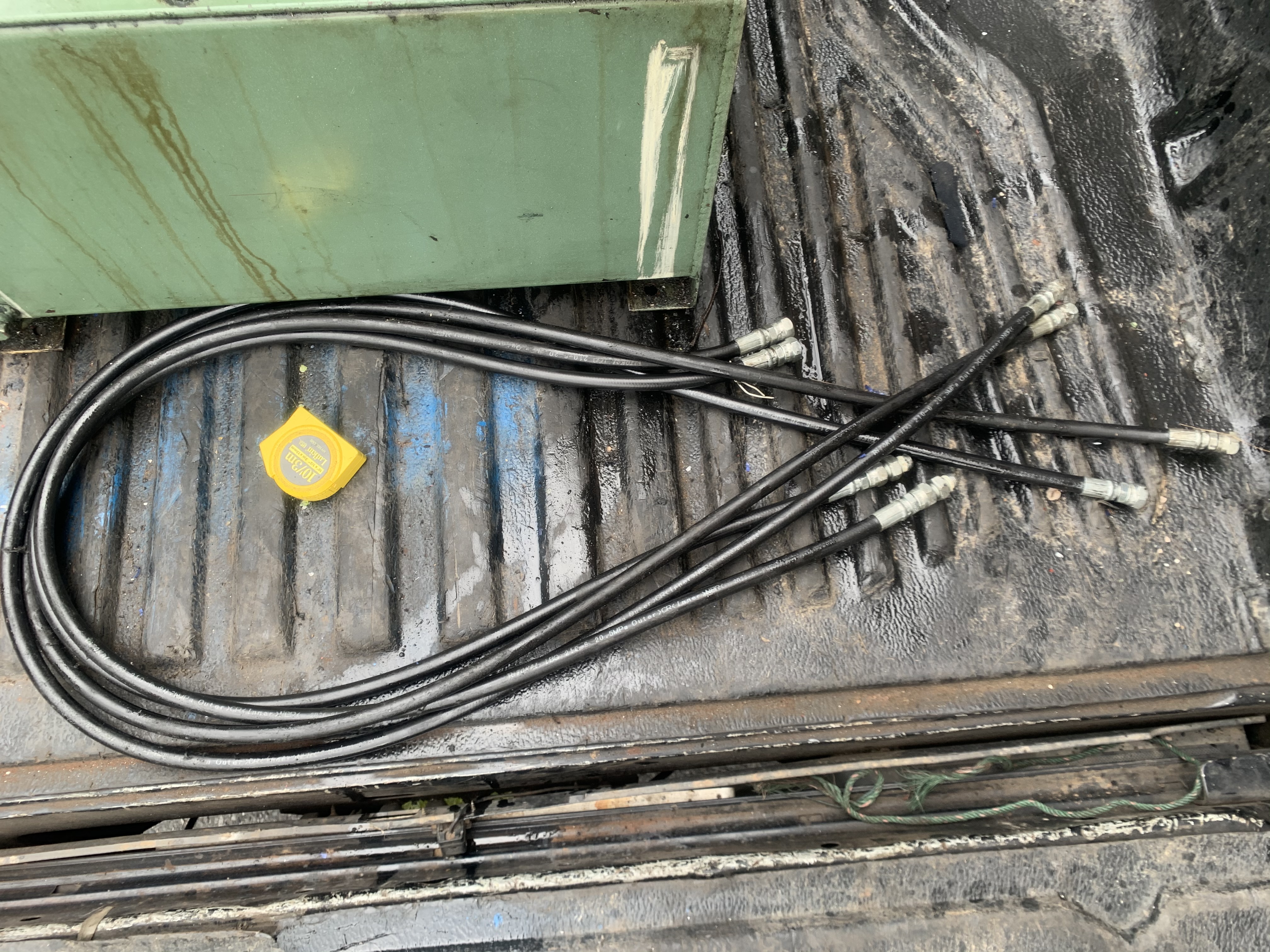 ขายชุดปั๊มน้ำมันไฮโดรลิค ขนาด 3HP. 380V มอเตอร์ Mitsubishi พร้อมชุดวาล์วคอนโทรล Yuken 220Vac 3ชุด พร้อมตัวปรับแรงดัน อุปกรณ์ครบ มีสายไฮโดรลิคติดมาด้วย 3เส้นครับ สภาพสวยใหม่มาก พร้อมใช้งาน ราคา 12,500 บาท