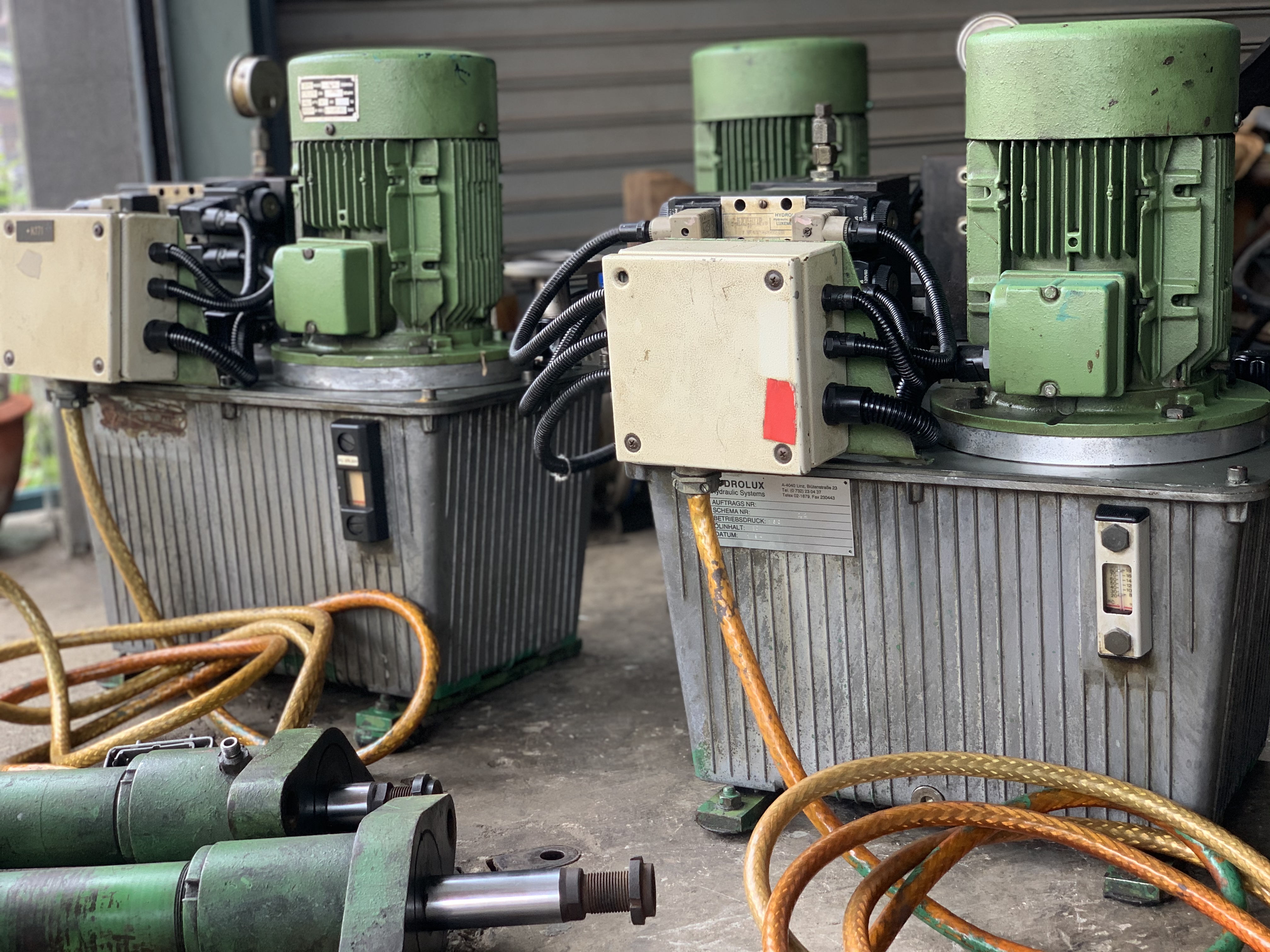 ขายชุดปั๊มน้ำมันไฮโดรลิค Hydrolux 3HP. 220/380V made in Germany พร้อมชุดวาล์วคอนโทรล 110Vdc 2ชุด อุปกรณ์ครบ มาพร้อมกระบอก 2ตัวครับ สภาพสวยใหม่มาก พร้อมใช้งาน มี 3ชุดครับ