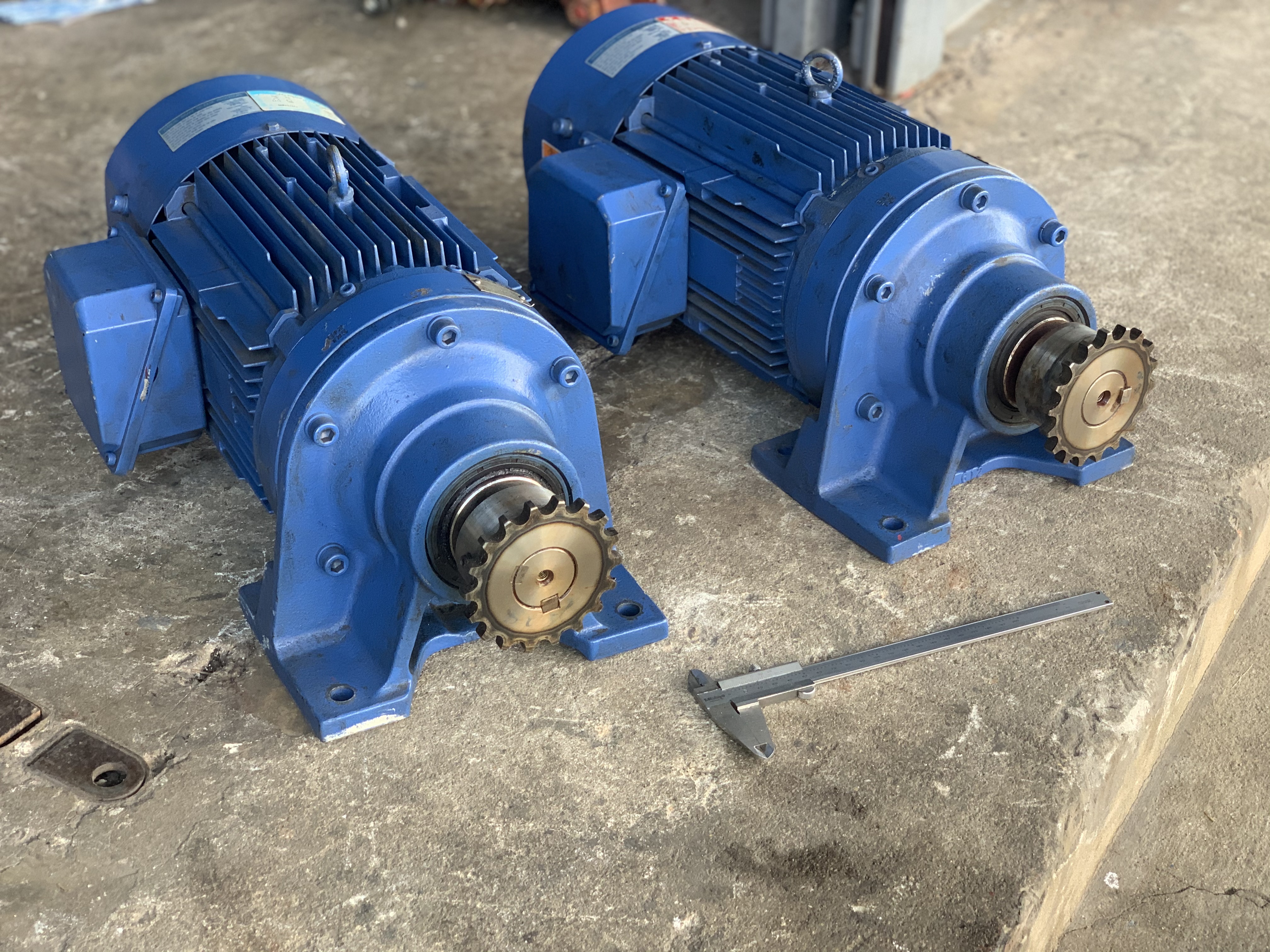 ขายมอเตอร์เกียร์ Cycro drive Sumitomo 3HP. 380V อัตราทด 1:25 เพลาออกประมาณ 58รอบต่อนาที รุ่นมีระบบเบรคในตัว สภาพสวยใหม่มาก หมุนนิ่ม พร้อมใช้งาน มี 2ตัวครับ