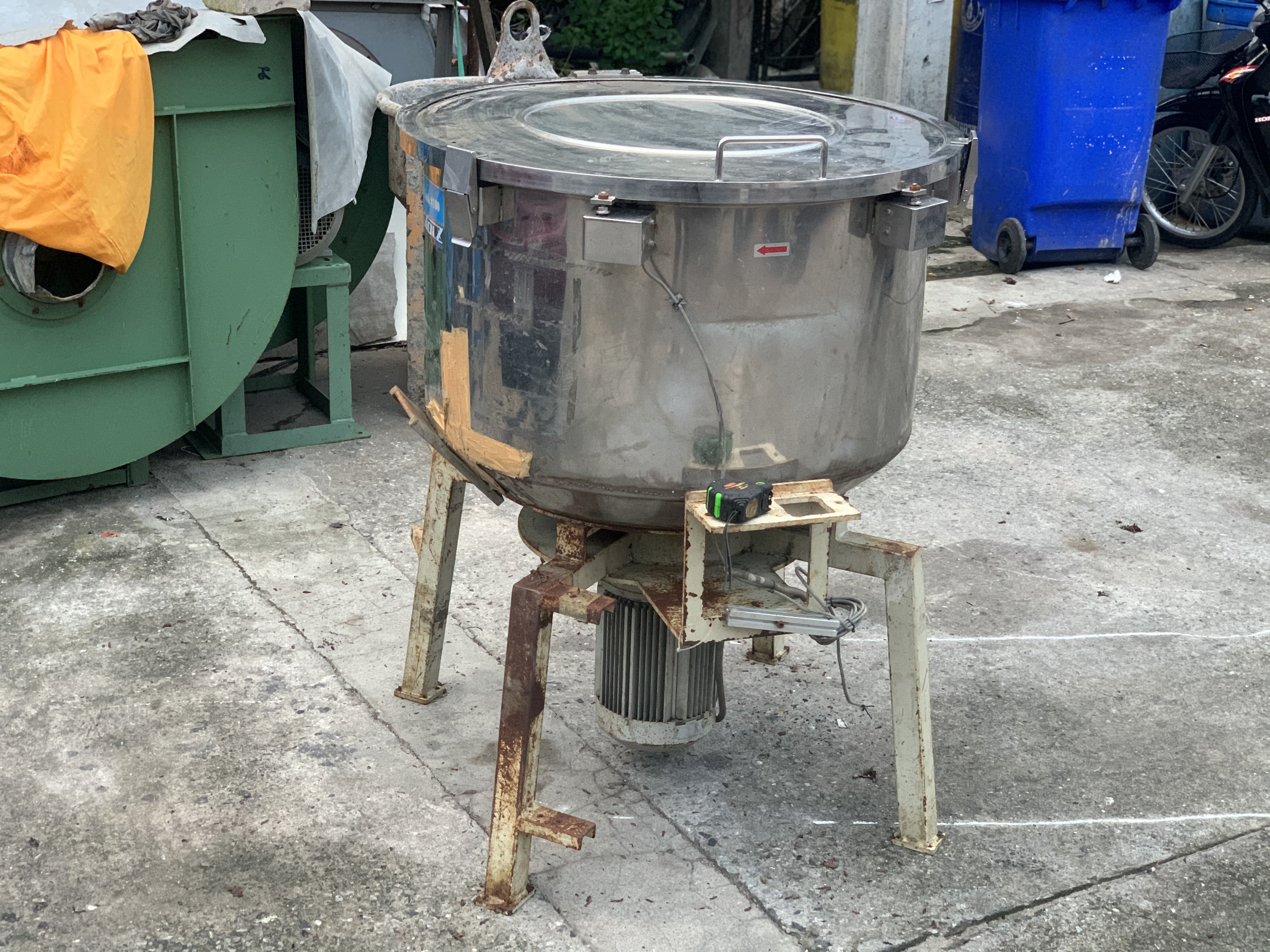 ขายถังกวน-ถังผสม พร้อมใบกวนสแตนเลส ชุดมอเตอร์เกียร์ Cycrodrive Sumitomo 5HP. 380V อัตราทด 1:17 made in Japan สภาพสวย โครงสร้างแข็งแรง พร้อมใช้งาน