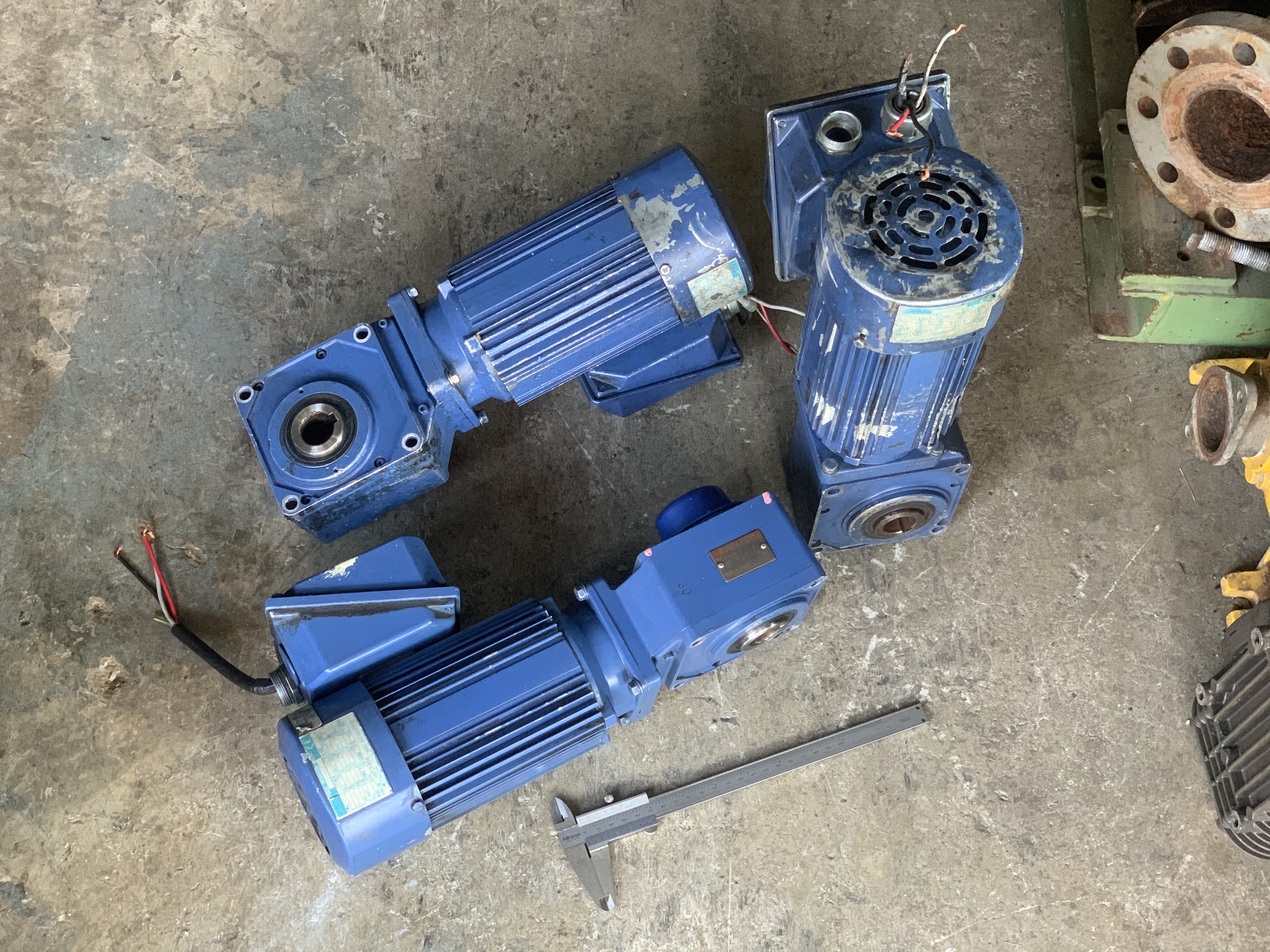 ขายมอเตอร์เกียร์ Hyponicdrive Sumitomo 0.5HP. 380V อัตราทด 1:30 เพลาออกประมาณ 48รอบต่อนาที มีระบบเบรคในตัว สภาพสวยใหม่ หมุนนิ่ม พร้อมใช้งาน มี 3ตัวครับ ราคาตัวละ 2,800 บาท ขายมอเตอร์เกียร์ Hyponicdrive Sumitomo 0.5HP. 380V อัตราทด 1:30 เพลาออกประมาณ 48รอบต่อนาที มีระบบเบรคในตัว สภาพสวยใหม่ หมุนนิ่ม พร้อมใช้งาน มี 3ตัวครับ ราคาตัวละ 2,800 บาท