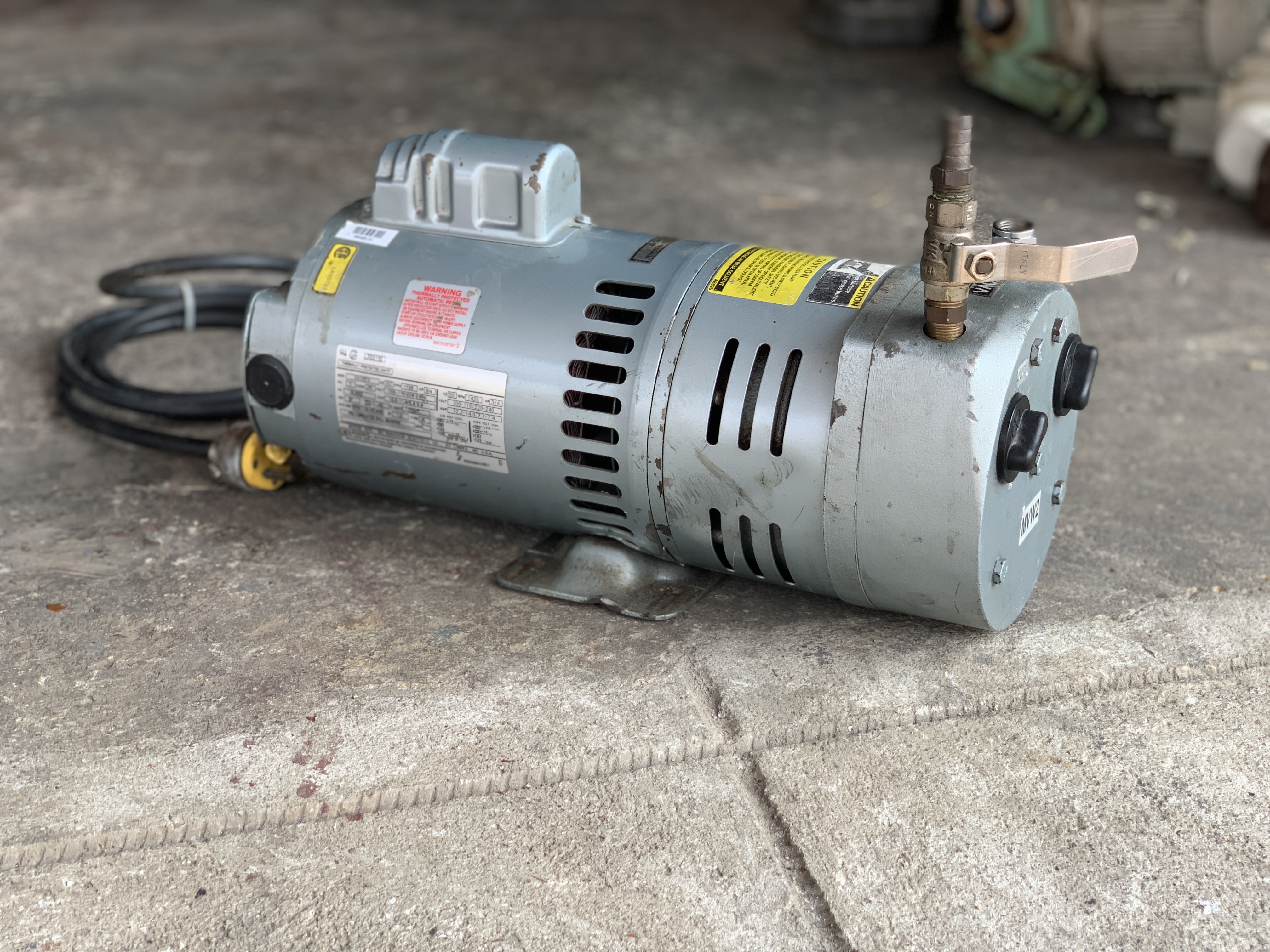 ขายปั๊มแววคั่มสุญญากาศ แบบแห้ง Emerson Electric Oil-less rotary vane Vacuum pump 3/4HP. 220V ไฟบ้าน made in USA สภาพสวยใหม่ ดูดแรง พร้อมใช้งาน