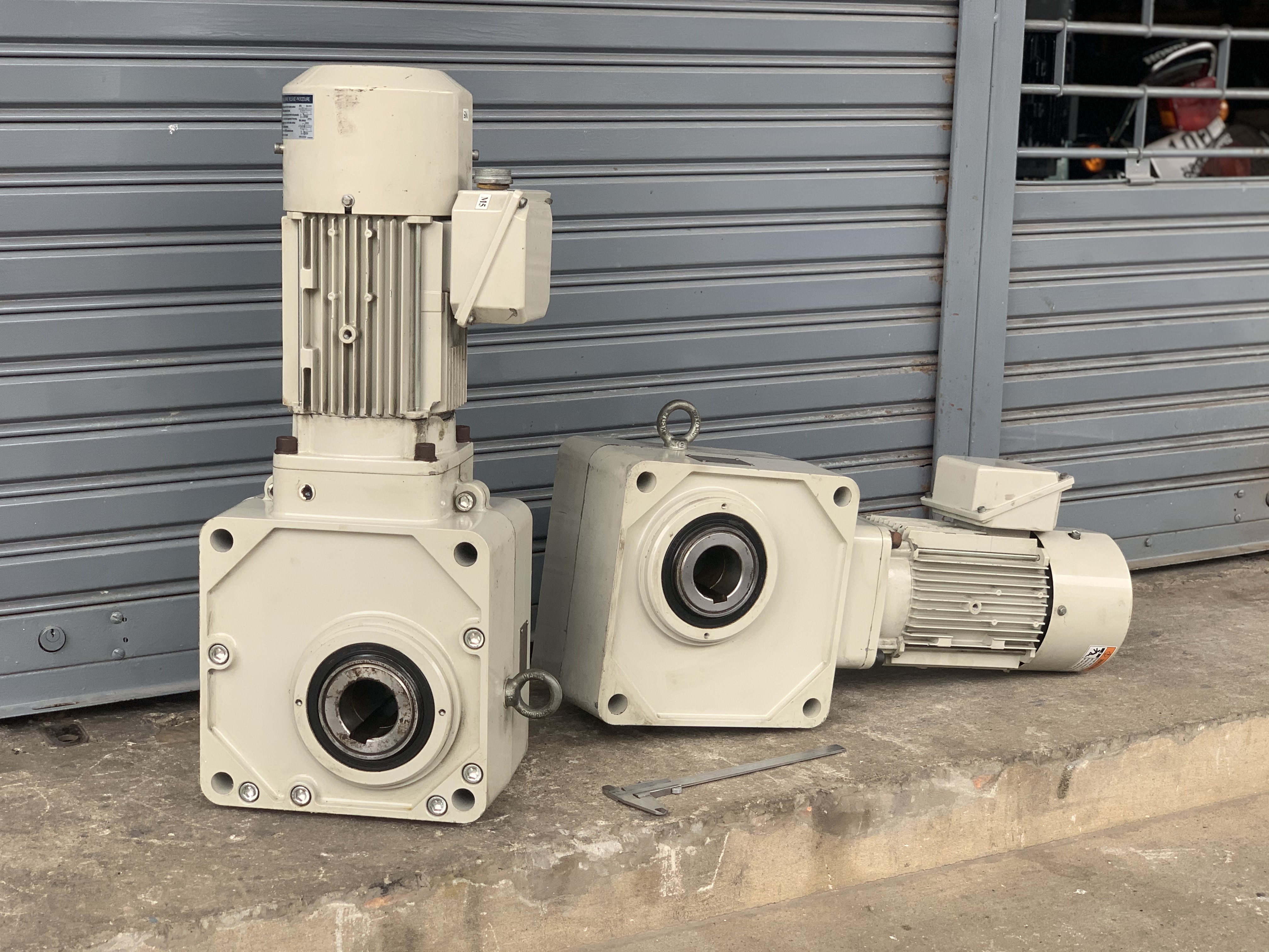 ขายมอเตอร์เกียร์แบบเพลาสวม Hyponic drive Sumitomo 3HP. 220/380V อัตราทด 1:40 made in Japan มีระบบเบรคในตัว เพลาออกประมาณ 36รอบต่อนาที รุ่นสวมเพลาใหญ่แรงบิดเยอะ สภาพสวยใหม่มาก หมุนนิ่ม พร้อมใช้งาน มี 2ตัวครับ