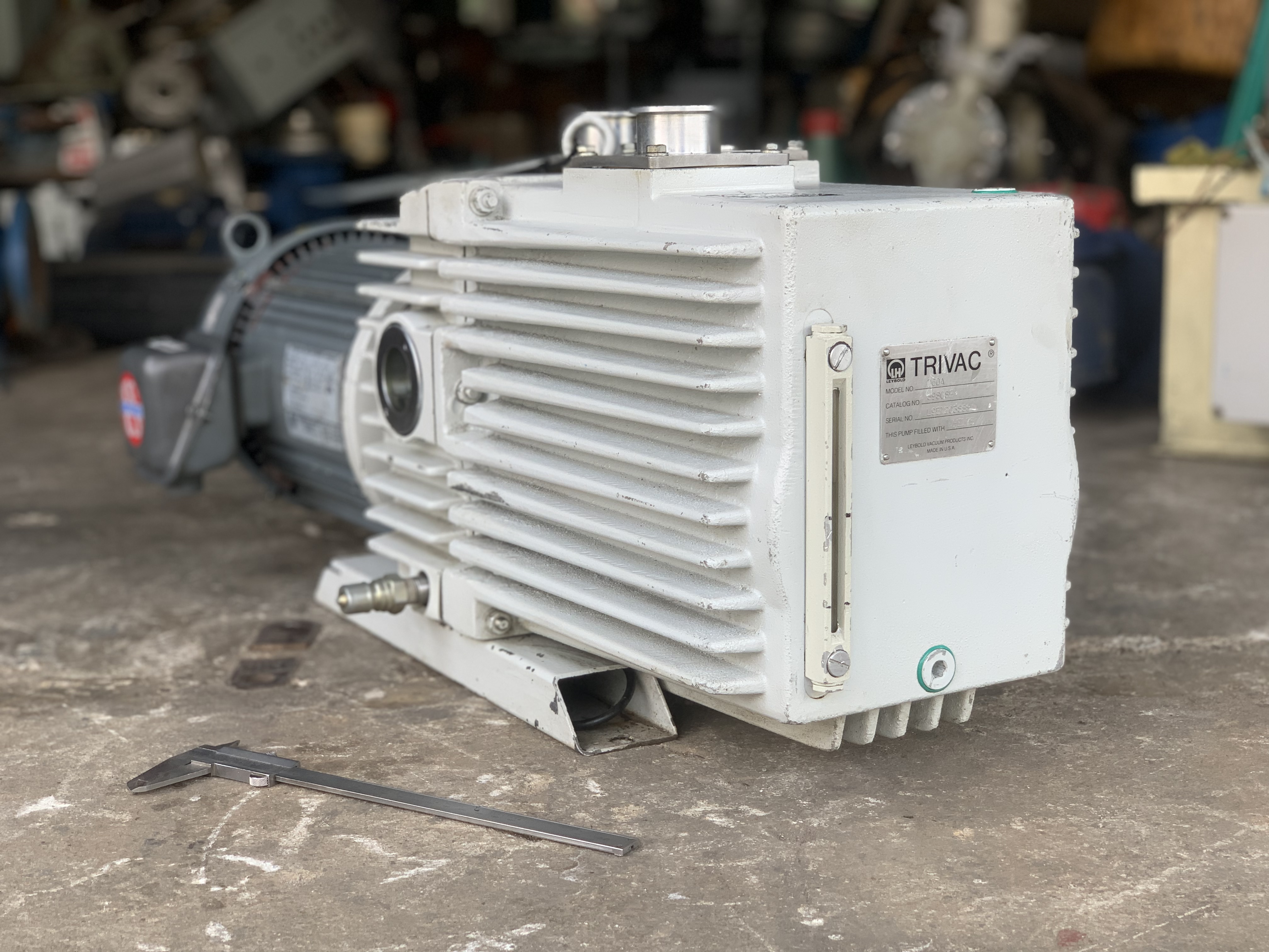 ขายปั๊มแวคคั่มสุญญากาศ Trivac(Leybold) 2HP. 220/380V made in USA. ตัวใหญ่ สภาพสวยเดิมๆ หมุนนิ่ม ดูดแ ขายปั๊มแวคคั่มสุญญากาศ Trivac(Leybold) 2HP. 220/380V made in USA. ตัวใหญ่ สภาพสวยเดิมๆ หมุนนิ่ม ดูดแ