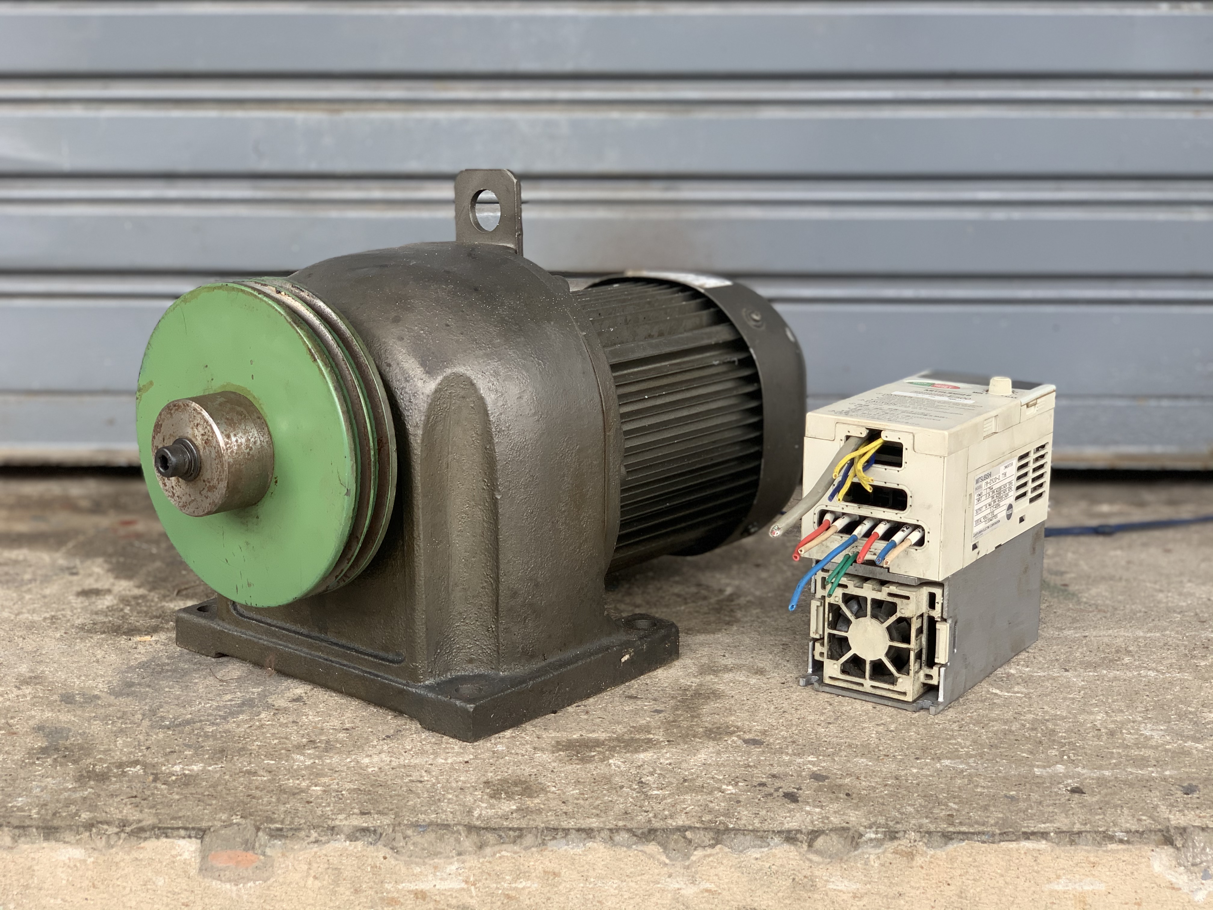 ขายมอเตอร์เกียร์ Mitsubishi 1HP. 220V 3สาย อัตราทด 1:5 เพลาออกประมาณ 290 รอบต่อนาที มาพร้อมอินเวอร์เตอร์ ใช้ไฟบ้าน 220V และปรับรอบได้ made innJapan สภาพสวยใหม่มาก หมุนนิ่ม แรงบิดเยอะ พร้อมใช้งาน