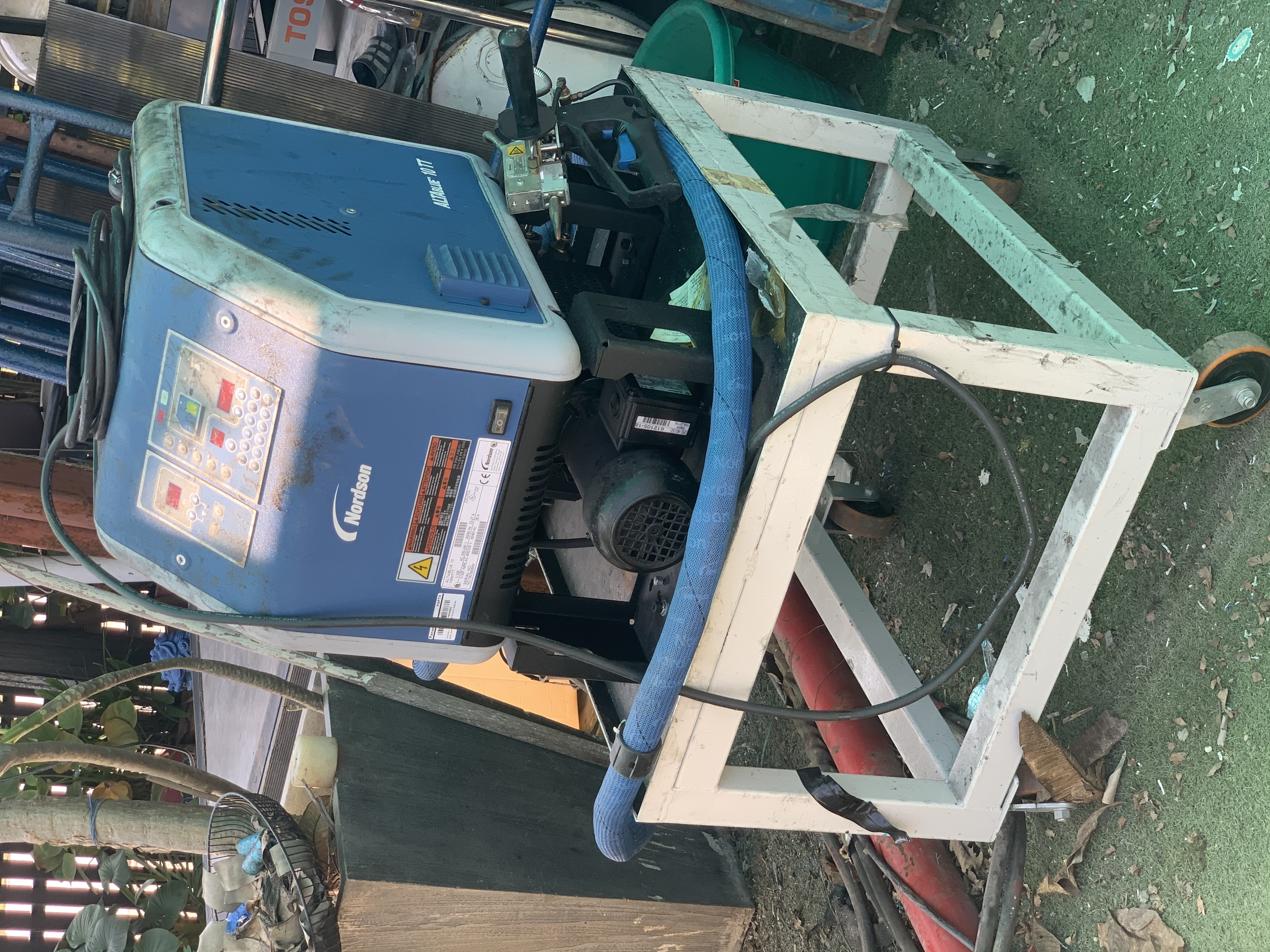 เครื่องฉีดกาวร้อน Nordson Altablue10TT 220V ไฟบ้าน  สภาพสวยใหม่มาก มาพร้อมโต๊ะเคลื่อนย้าย พร้อมใช้งาน