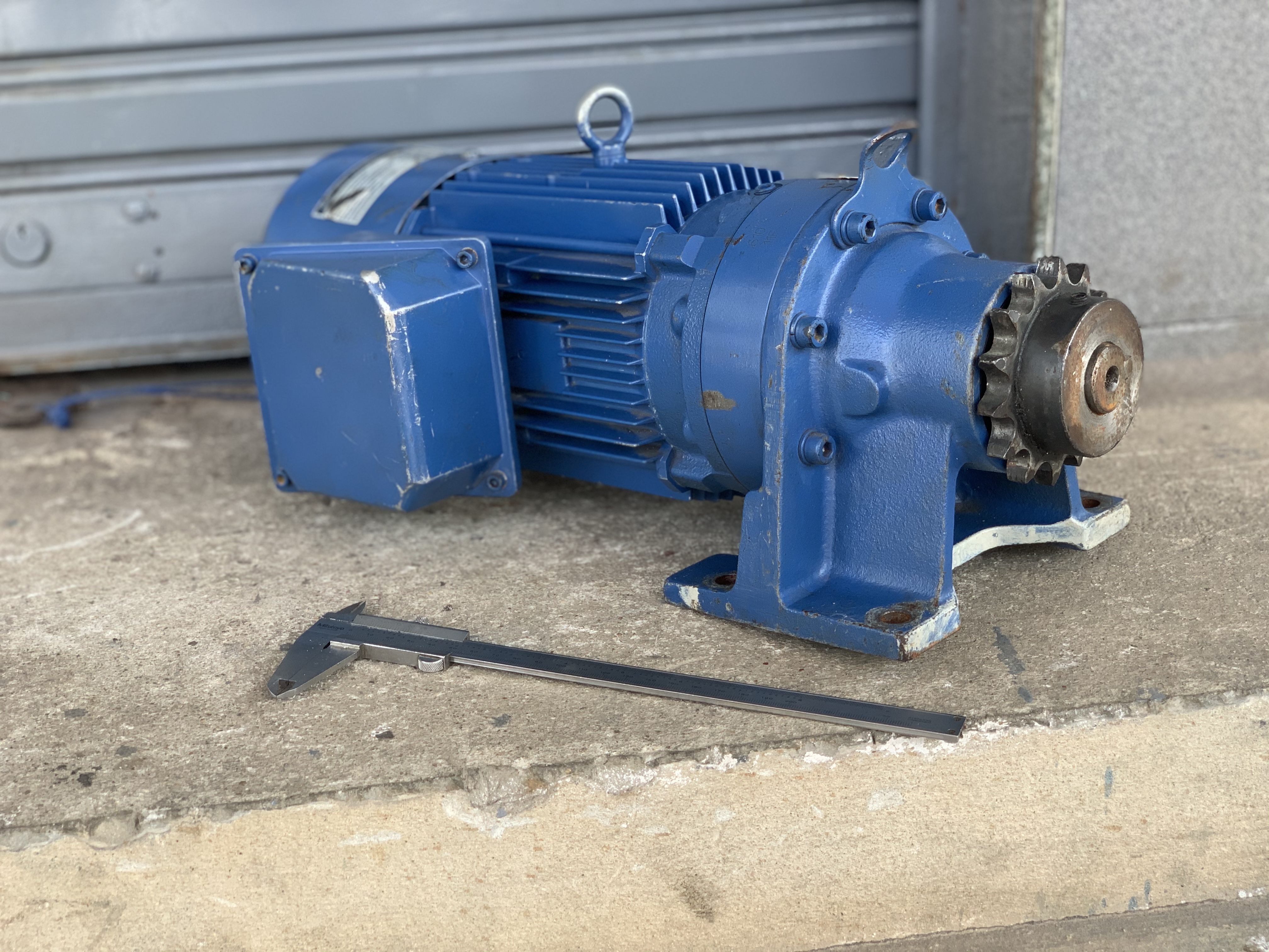 ขายมอเตอร์เกียร์ Cucrodrive Sumitomo 2HP. 380V อัตราทด 1:11 เพลาออกประมาณ 130รอบต่อนาที มีระบบเบรคในตัว สภาพสวยใหม่มาก