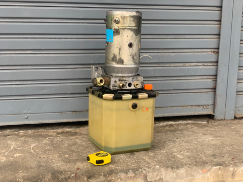 ขายชุดปั๊มน้ำมันไฮโดรลิค HPI ขนาด 3Kw. 24Vdc made in France สภาพสวย ตัวใหญ่ อุปกรณ์ติดตัวครบ พร้อมใช้งาน