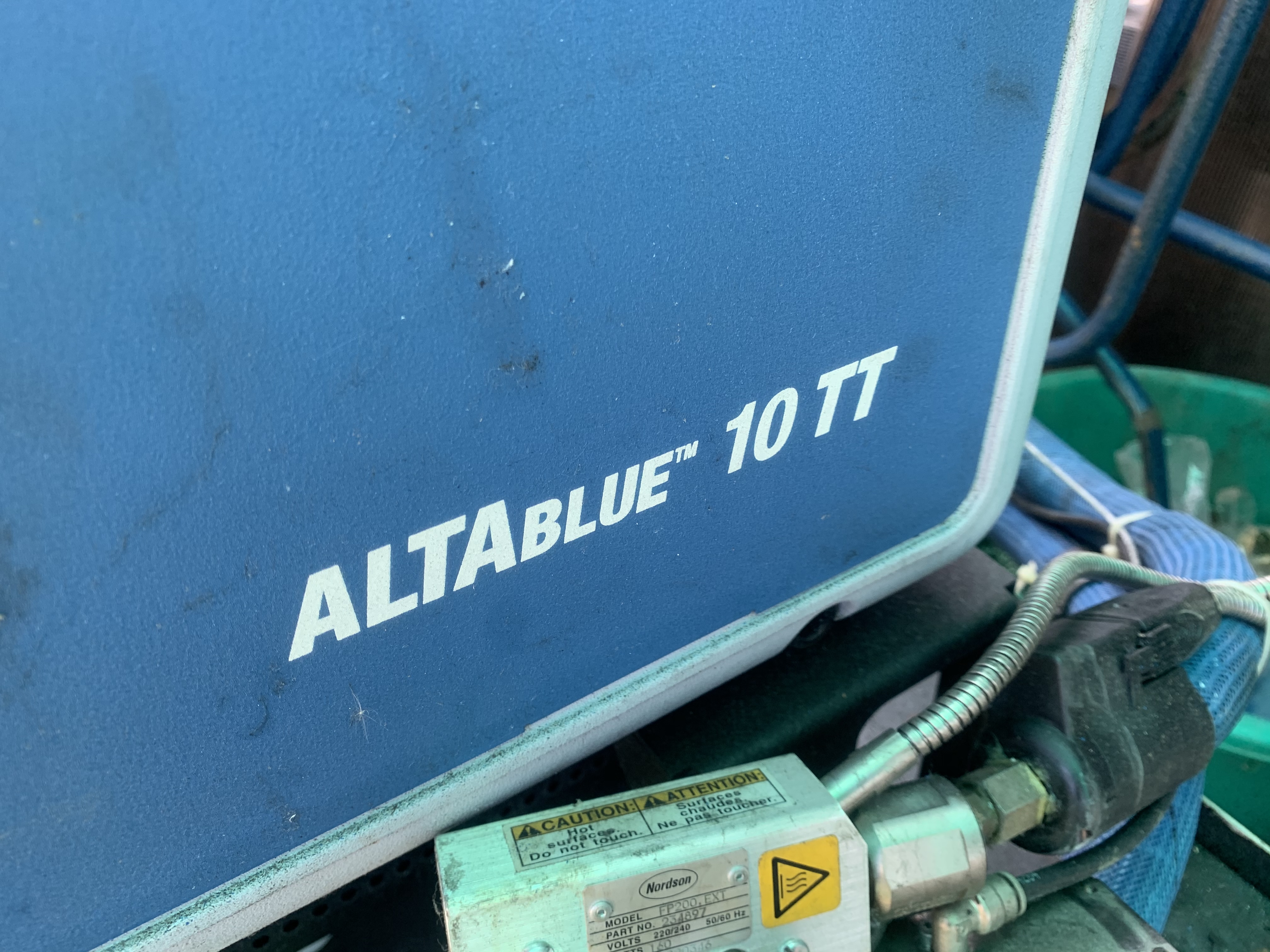 เครื่องฉีดกาวร้อน Nordson Altablue10TT 220V ไฟบ้าน  สภาพสวยใหม่มาก มาพร้อมโต๊ะเคลื่อนย้าย พร้อมใช้งาน