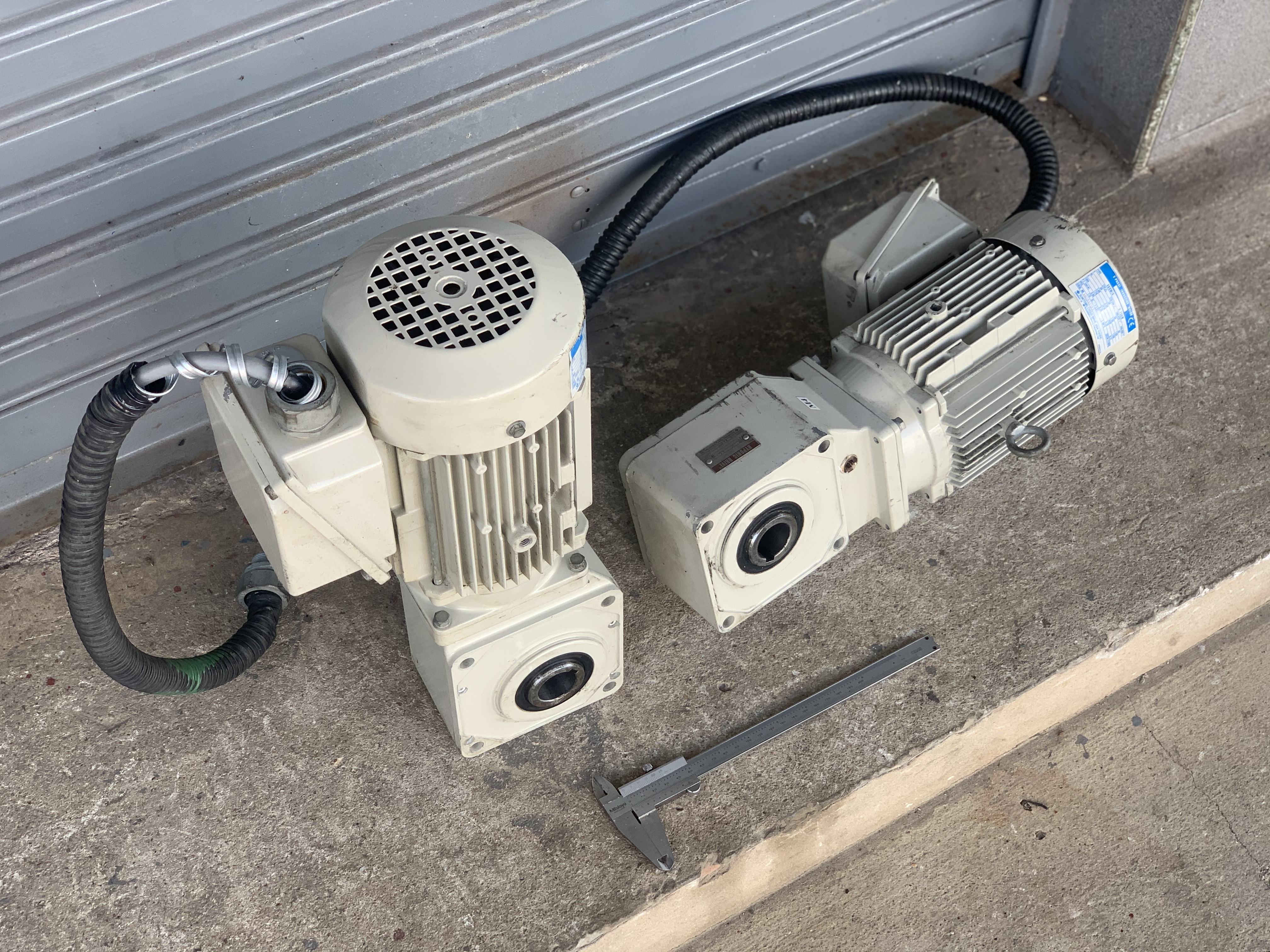 ขายมอเตอร์เกียร์แบบเพลาสวม Hyponic drive Sumitomo 1HP. 380V อัตราทด 1:30 made in Japan เพลาออกประมาณ 48รอบต่อนาที สภาพสวยใหม่มาก หมุนนิ่ม พร้อมใช้งาน มี 6ตัวครับ ขายมอเตอร์เกียร์แบบเพลาสวม Hyponic drive Sumitomo 1HP. 380V อัตราทด 1:30 made in Japan เพลาออกประมาณ 48รอบต่อนาที สภาพสวยใหม่มาก หมุนนิ่ม พร้อมใช้งาน มี 6ตัวครับ