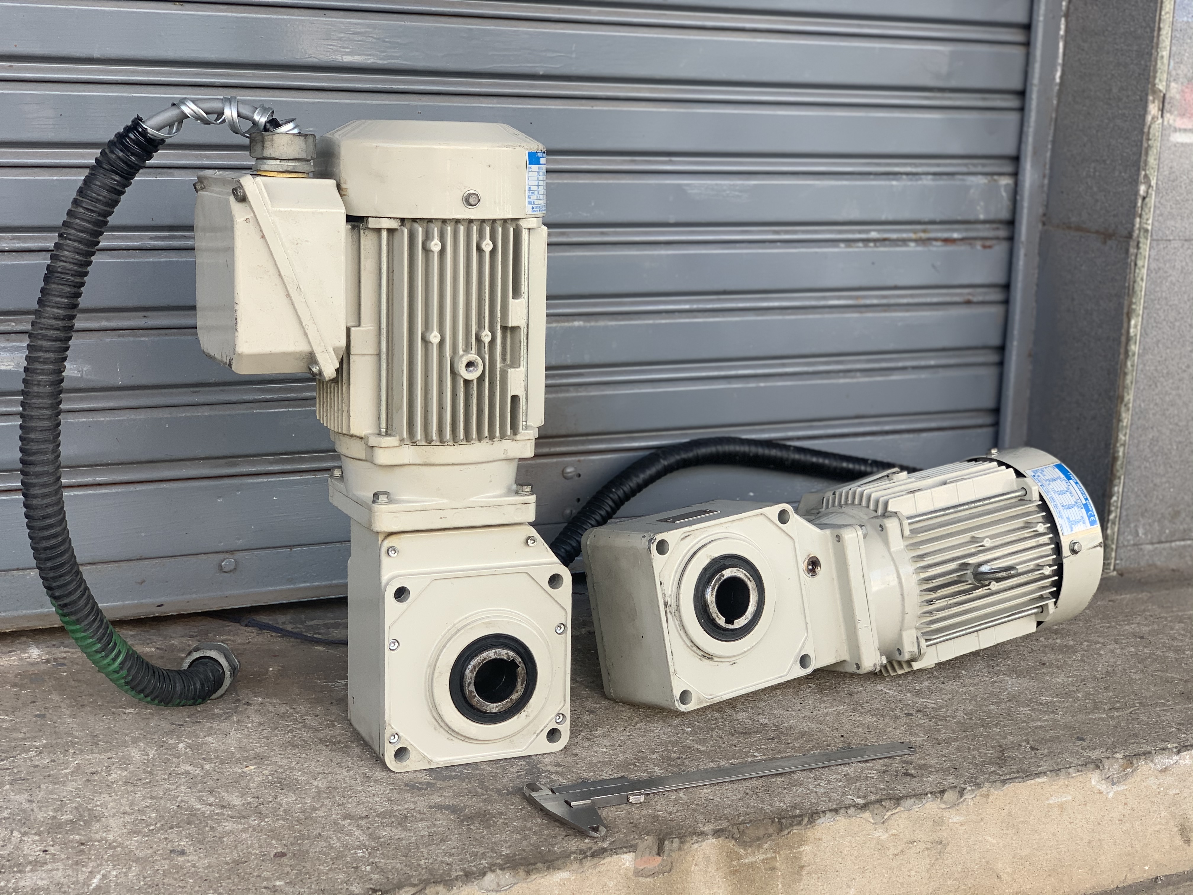 ขายมอเตอร์เกียร์แบบเพลาสวม Hyponic drive Sumitomo 1HP. 380V อัตราทด 1:30 made in Japan เพลาออกประมาณ 48รอบต่อนาที สภาพสวยใหม่มาก หมุนนิ่ม พร้อมใช้งาน มี 6ตัวครับ