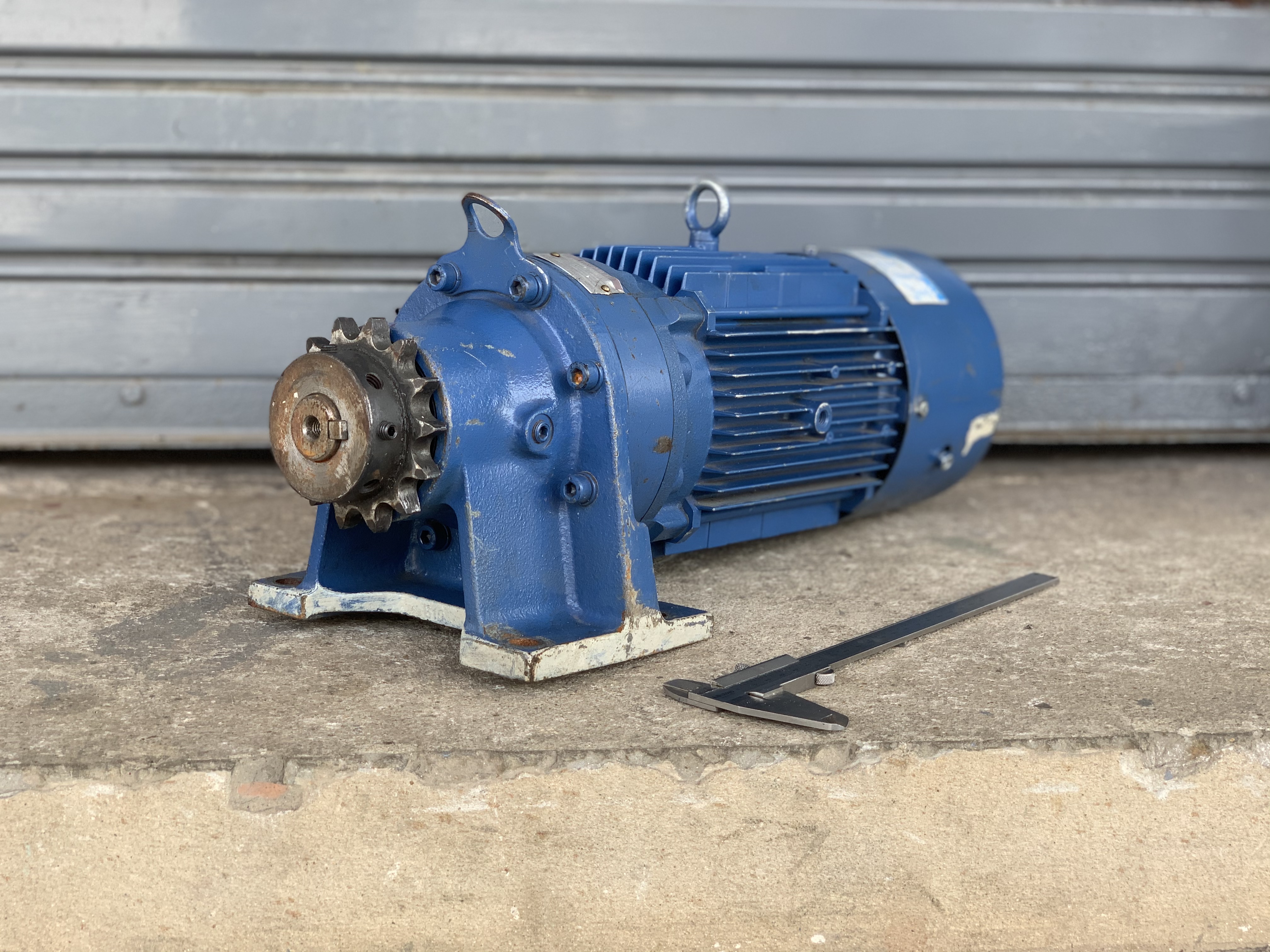 ขายมอเตอร์เกียร์ Cucrodrive Sumitomo 2HP. 380V อัตราทด 1:11 เพลาออกประมาณ 130รอบต่อนาที มีระบบเบรคในตัว สภาพสวยใหม่มาก